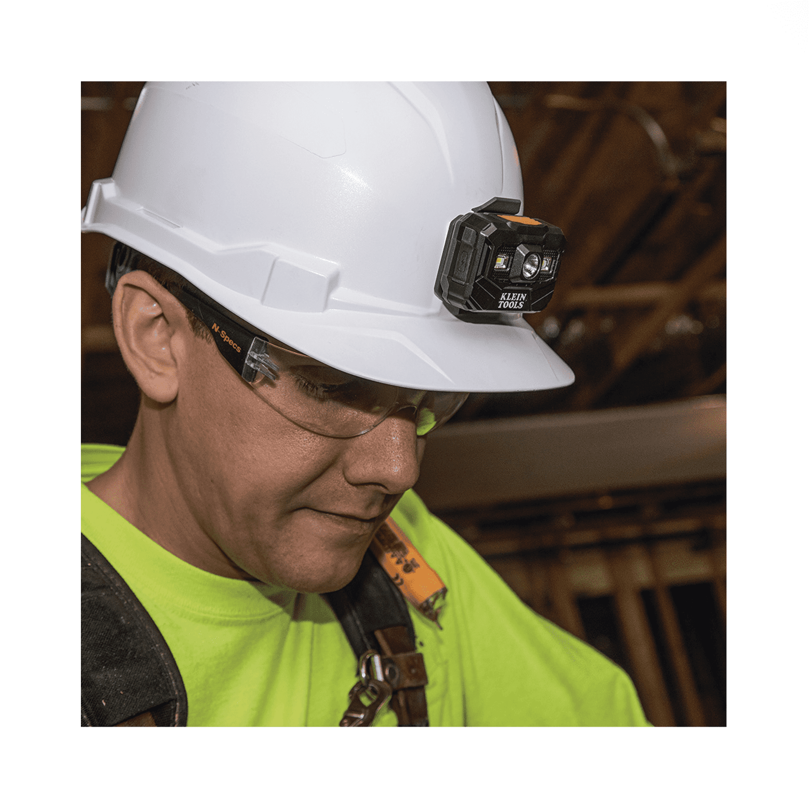 Lámpara Luz LED Frontal Recargable de 400 Lúmenes, Apagado Automático, con Correa de Tela, Adaptable y Ajustable a Gorros, Cascos, Cachuchas o directo a Frente Humana (Tipo Minero) 56048 - KLEIN TOOLS