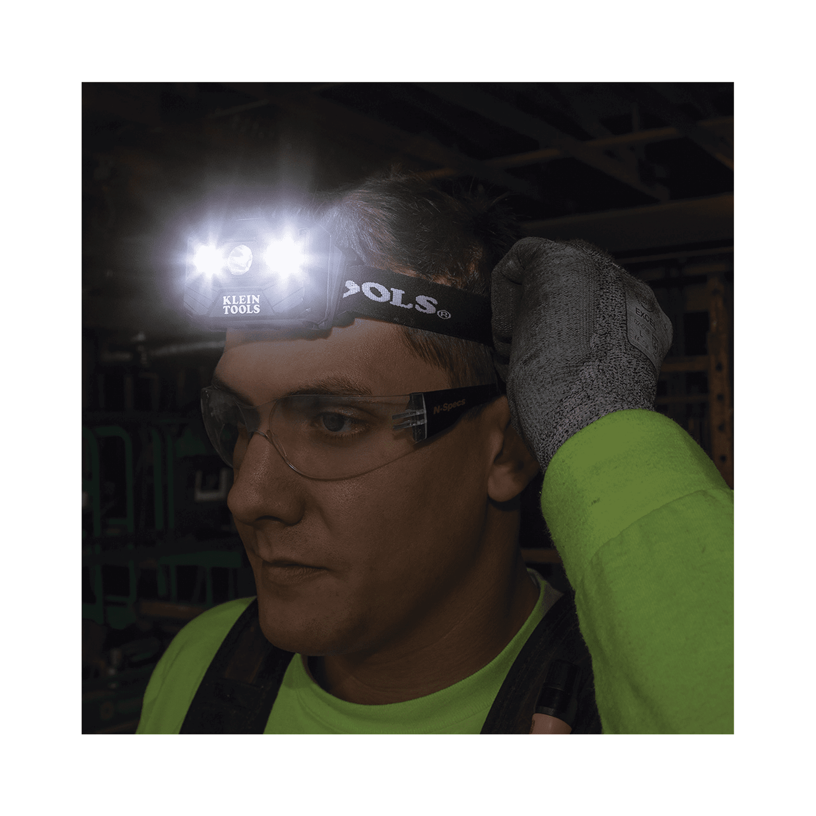 Lámpara Luz LED Frontal Recargable de 400 Lúmenes, Apagado Automático, con Correa de Tela, Adaptable y Ajustable a Gorros, Cascos, Cachuchas o directo a Frente Humana (Tipo Minero) 56048 - KLEIN TOOLS