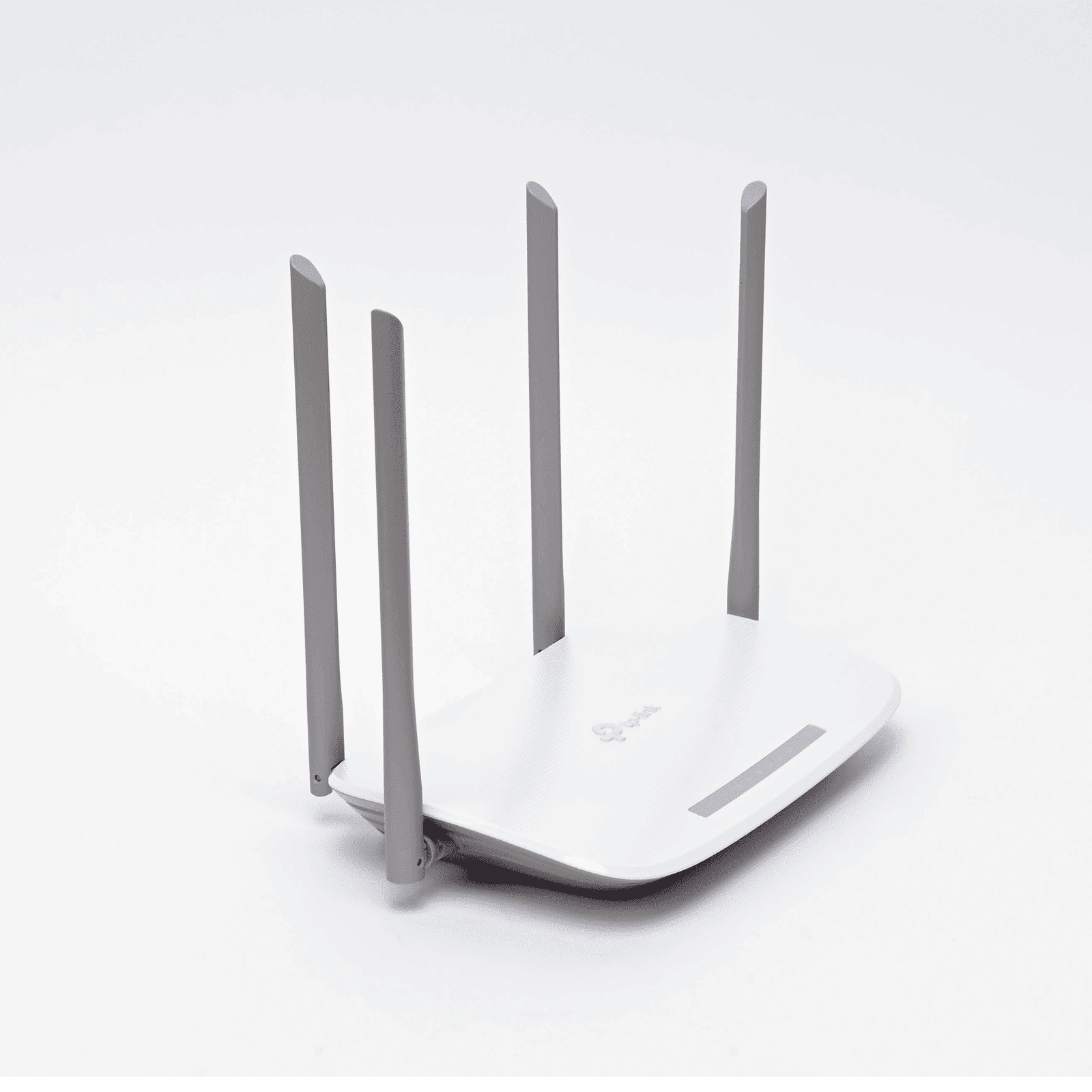 Router Inalámbrico ISP doble banda AC, 2.4 GHz y 5 GHz Hasta 1167 Mbps, 4 antenas externas omnidireccional, 3 Puertos LAN 10/100/1000 Mbps, 1 Puerto WAN 10/100/1000 Mbps EC220G5 - TP-LINK