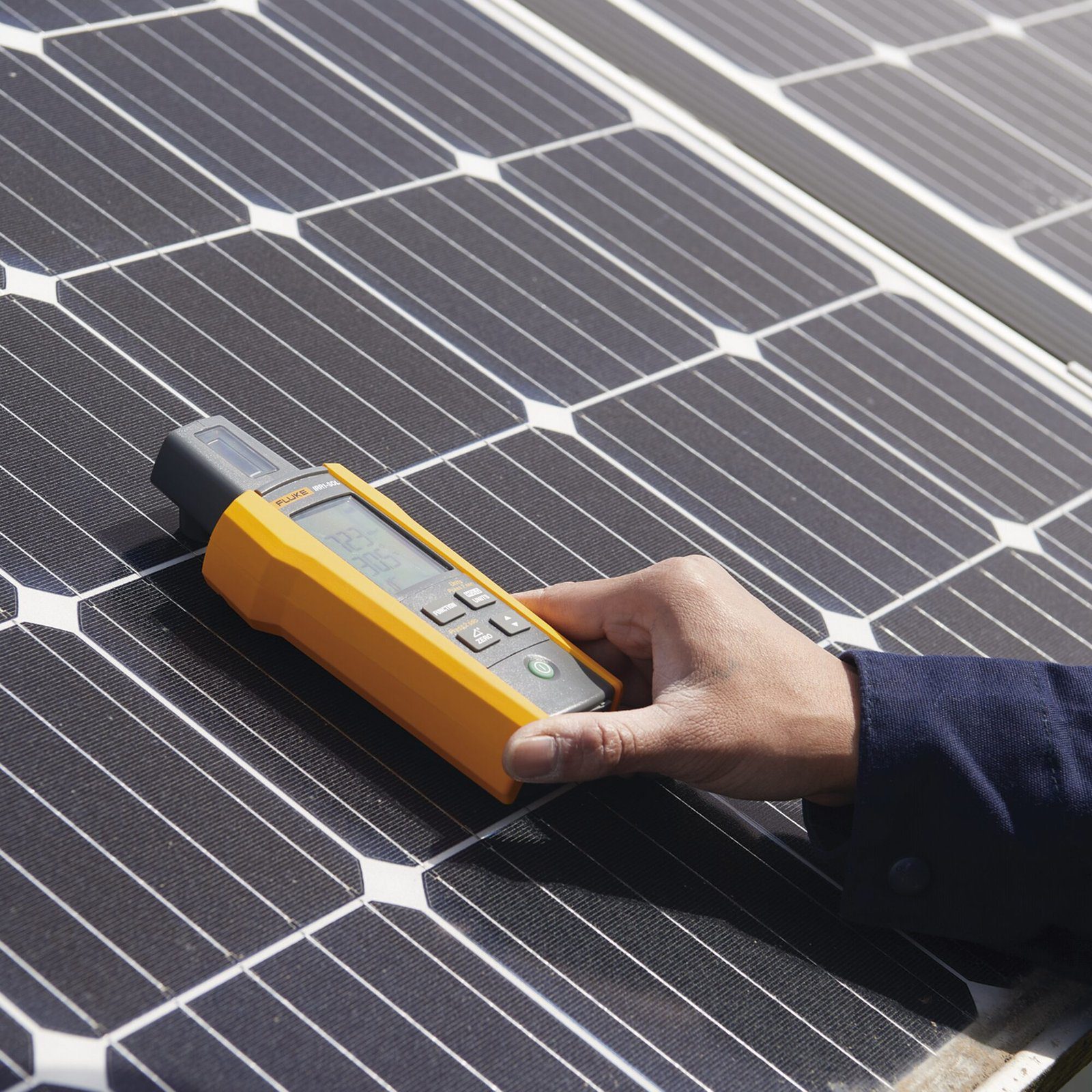 Medidor de Radiación Solar para Instalación, Mantenimiento y Generación de Informes de Paneles Solares o Sistemas Fotovoltaicos, Medida instantánea de hasta 1400 W/m² FLK-IRR1-SOL - FLUKE