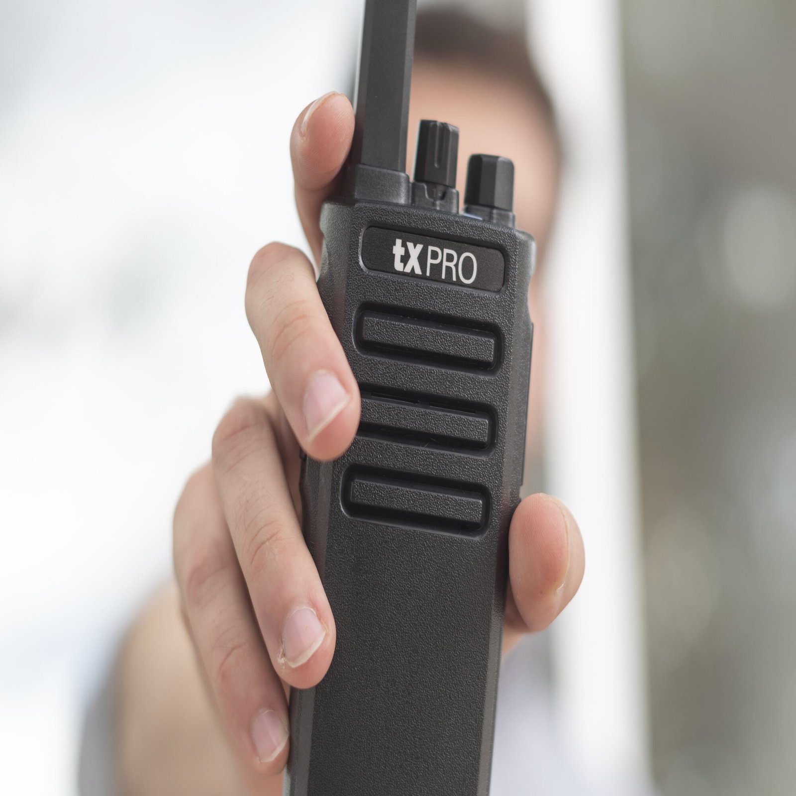 Radio Portátil UHF, 5W de Potencia, Scrambler de Voz, Alta Cobertura, 400-470 MHz, 16 canales preconfigurados TX600 - TXPRO