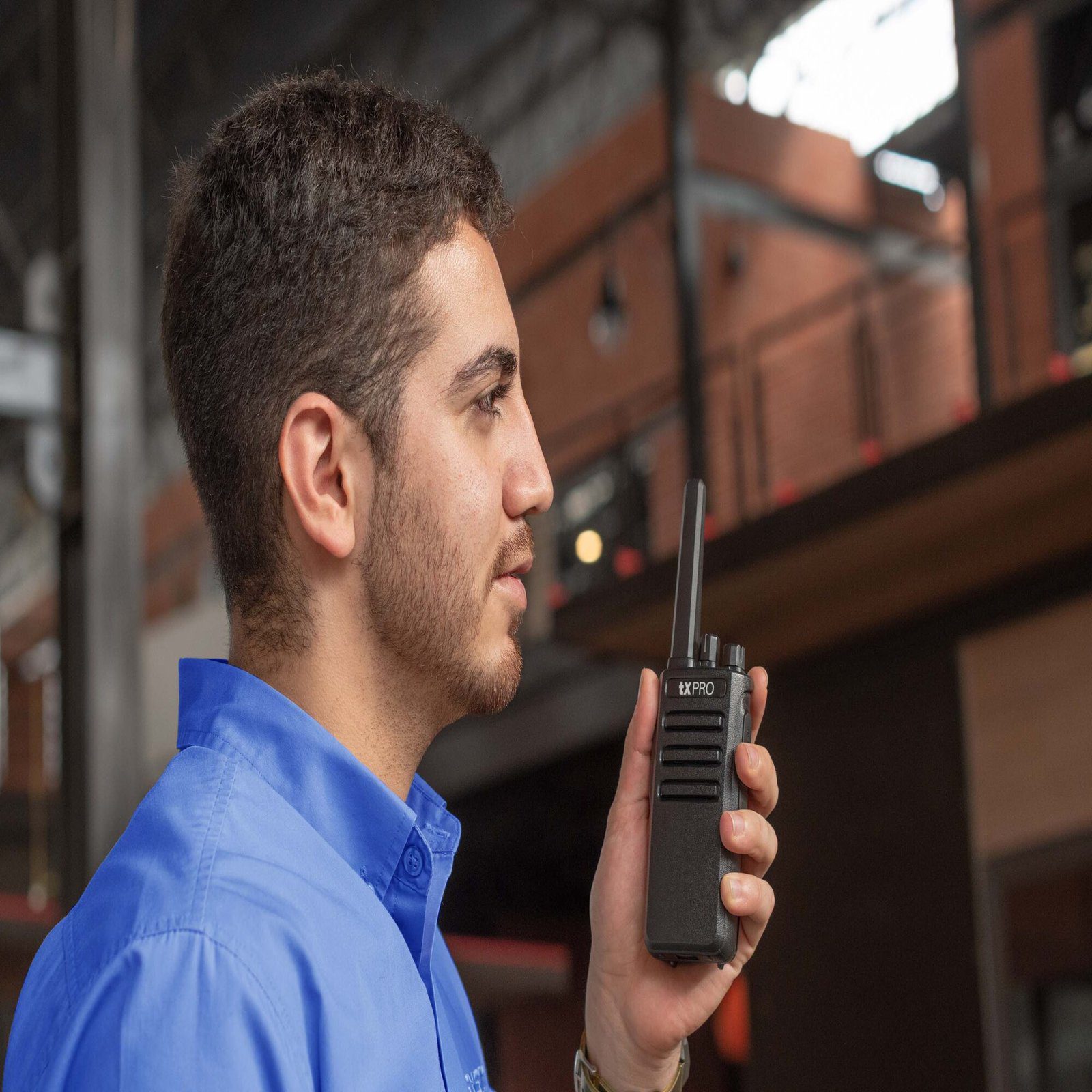 Radio Portátil UHF, 5W de Potencia, Scrambler de Voz, Alta Cobertura, 400-470 MHz, 16 canales preconfigurados TX600 - TXPRO