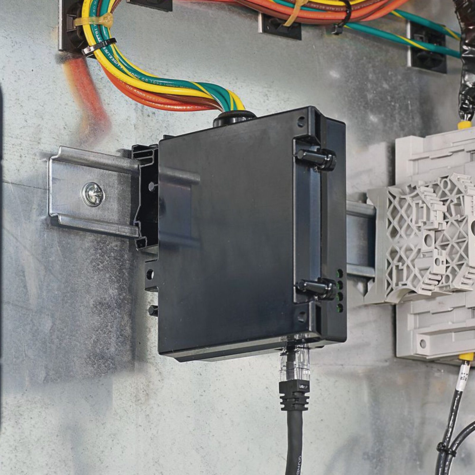 Verificador de Ausencia de Voltaje VeriSafe™, Para Tableros Electricos CCMs Trifásicos de Hasta 600 Vca, Incluye Cables y Batería de litio VS-AVT-C08-L10 213531 - PANDUIT