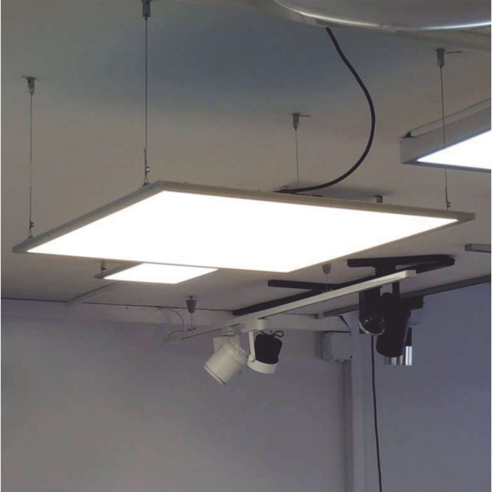 Panel LED / Empotrado o Suspendido / 60 x 60 cm / 40 W / 127 Vca~60Hz / Vida Útil de 50,000 horas / Ángulo de Luz de 140° JLPP-40X - JWJ