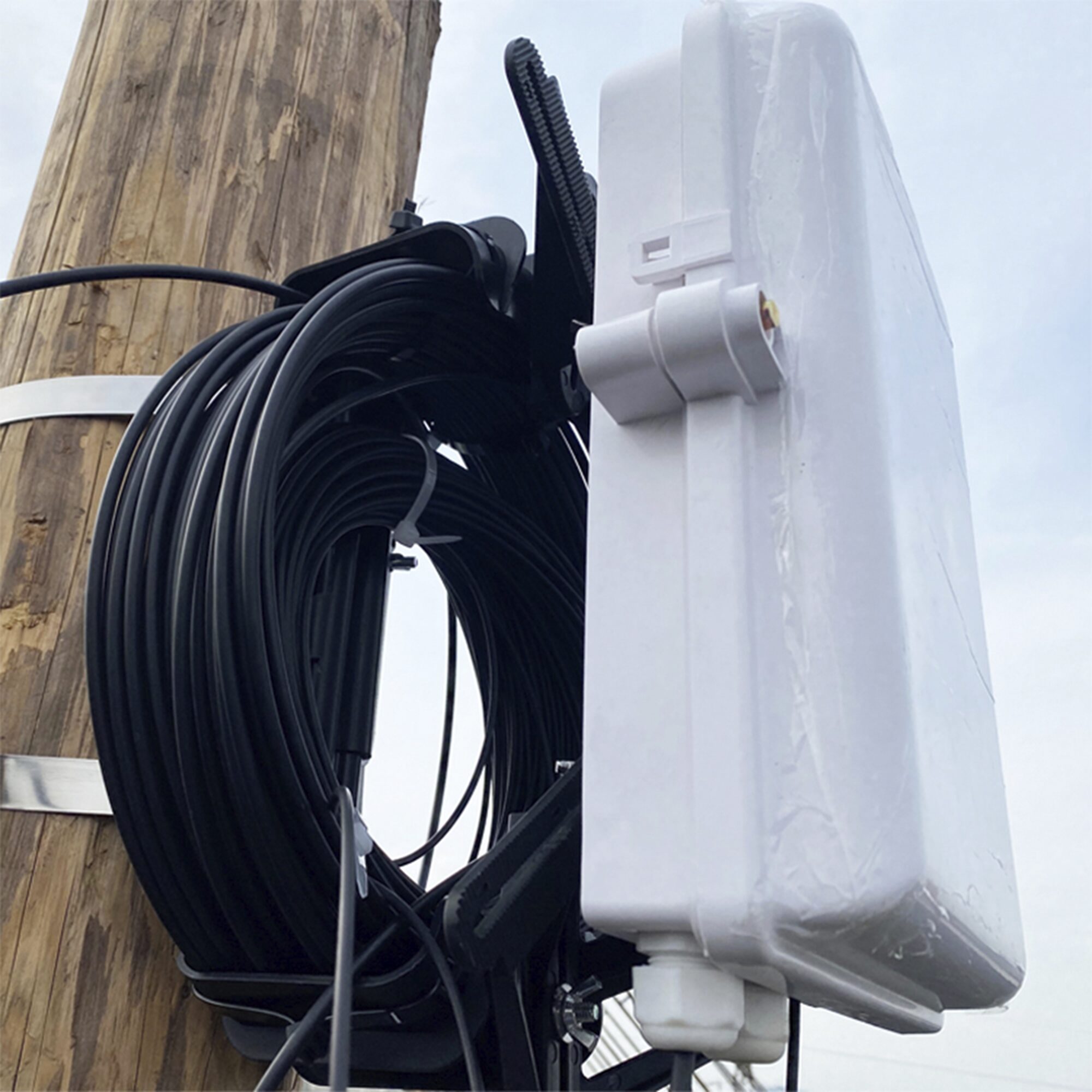 Bracket para Montaje de Caja de Empalme a Raqueta LP-CSS LP-CSSB - LINKEDPRO BY EPCOM