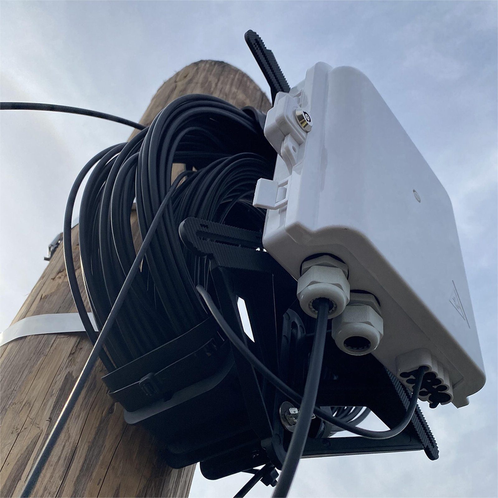Bracket para Montaje de Caja de Empalme a Raqueta LP-CSS LP-CSSB - LINKEDPRO BY EPCOM