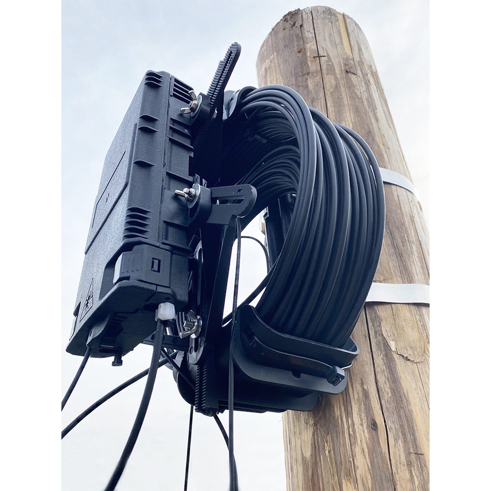 Bracket para Montaje de Caja de Empalme a Raqueta LP-CSS LP-CSSB - LINKEDPRO BY EPCOM