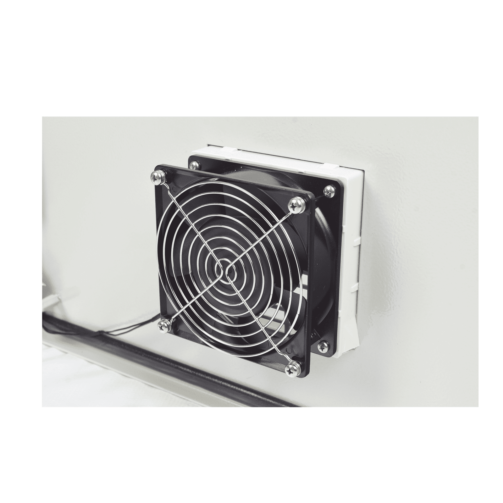 Gabinete Ventilado de Acero IP55 Uso en Exterior (600 x 800 x 300 mm) con Placa Trasera Interior Metálica y Compuerta Inferior Atornillable. Incluye Ventilador, Ventilas, filtros, Chapa y Llave. PST-6080-30AV - PRECISION