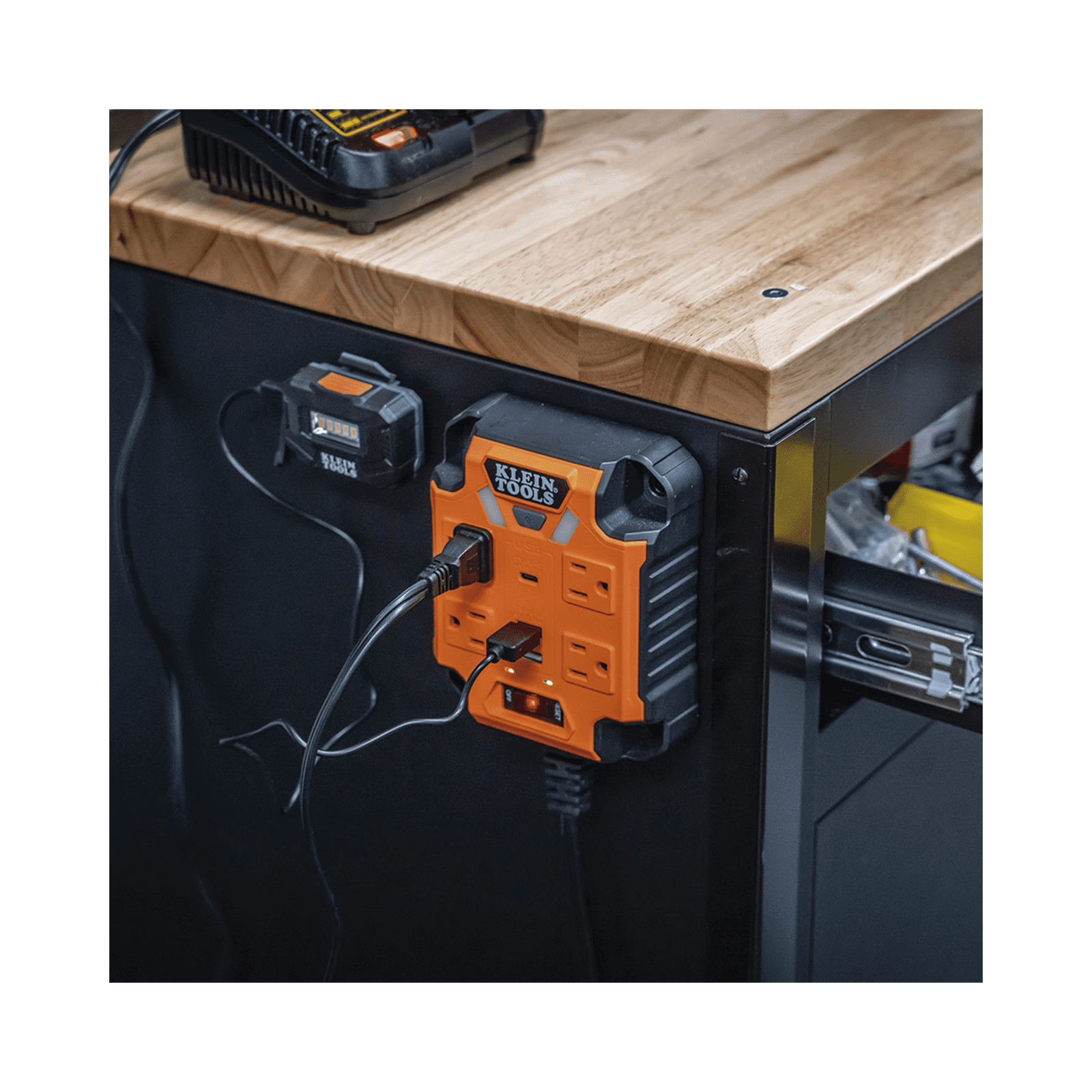 Multicontacto Powerbox 1, con 4 Salidas 120 Vca, 2 USB-A / 1 USB-C, Luces LED Integradas y Soporte Magnético 29601 - KLEIN TOOLS