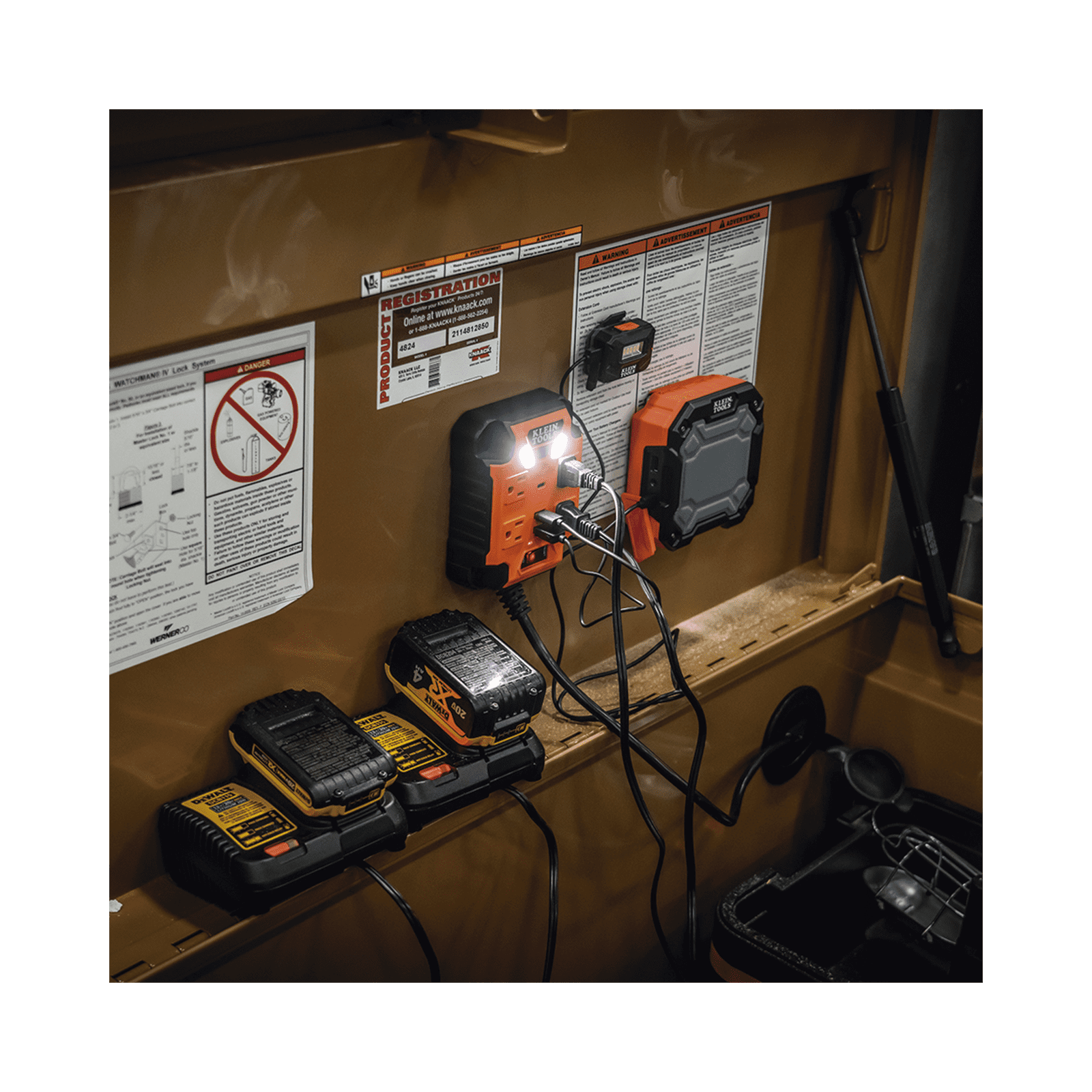 Multicontacto Powerbox 1, con 4 Salidas 120 Vca, 2 USB-A / 1 USB-C, Luces LED Integradas y Soporte Magnético 29601 - KLEIN TOOLS