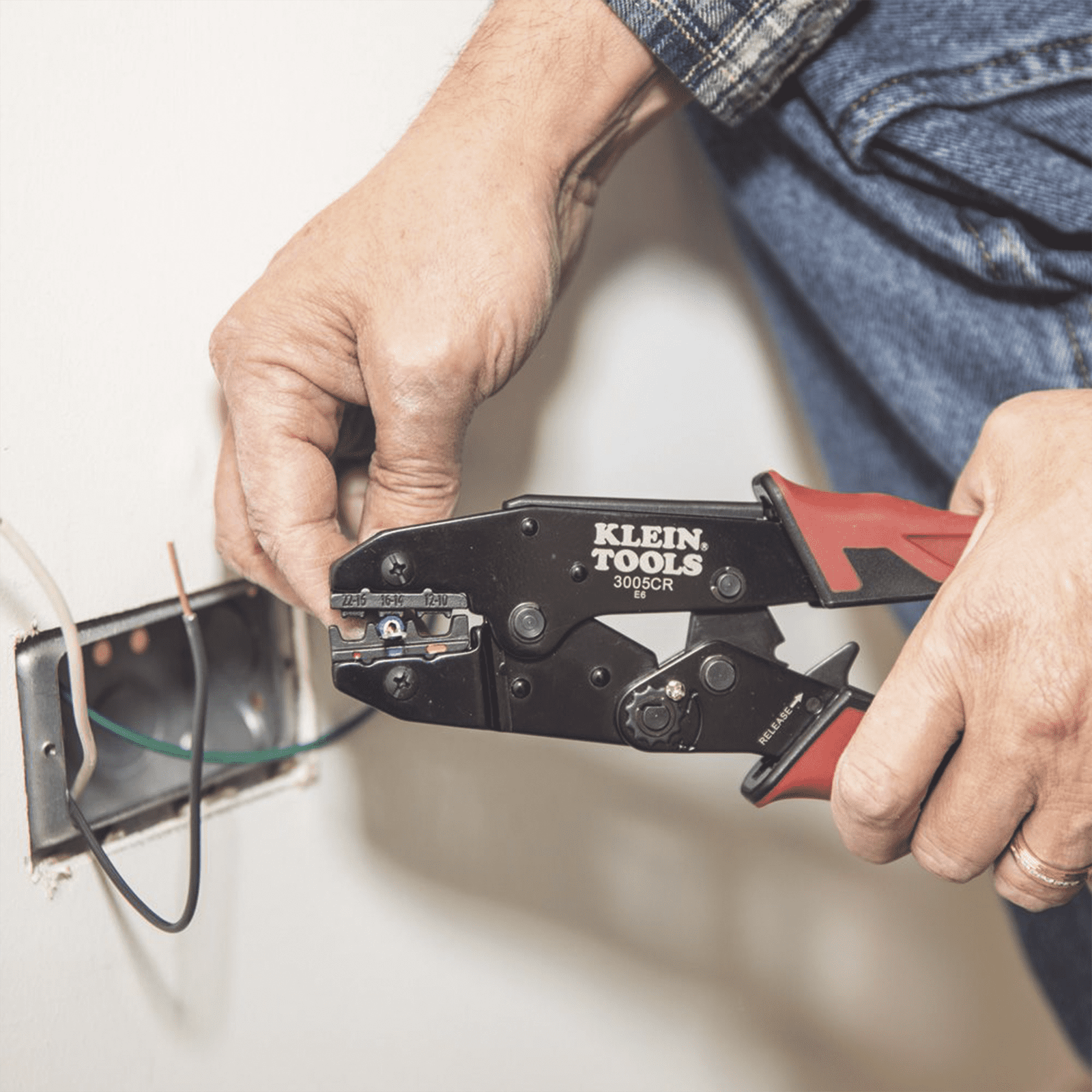 Pinza Ponchadora para Terminales con Aislamiento en Cable de Cobre Sólido y Trenzado de 10-22 AWG. 3005-CR - KLEIN TOOLS