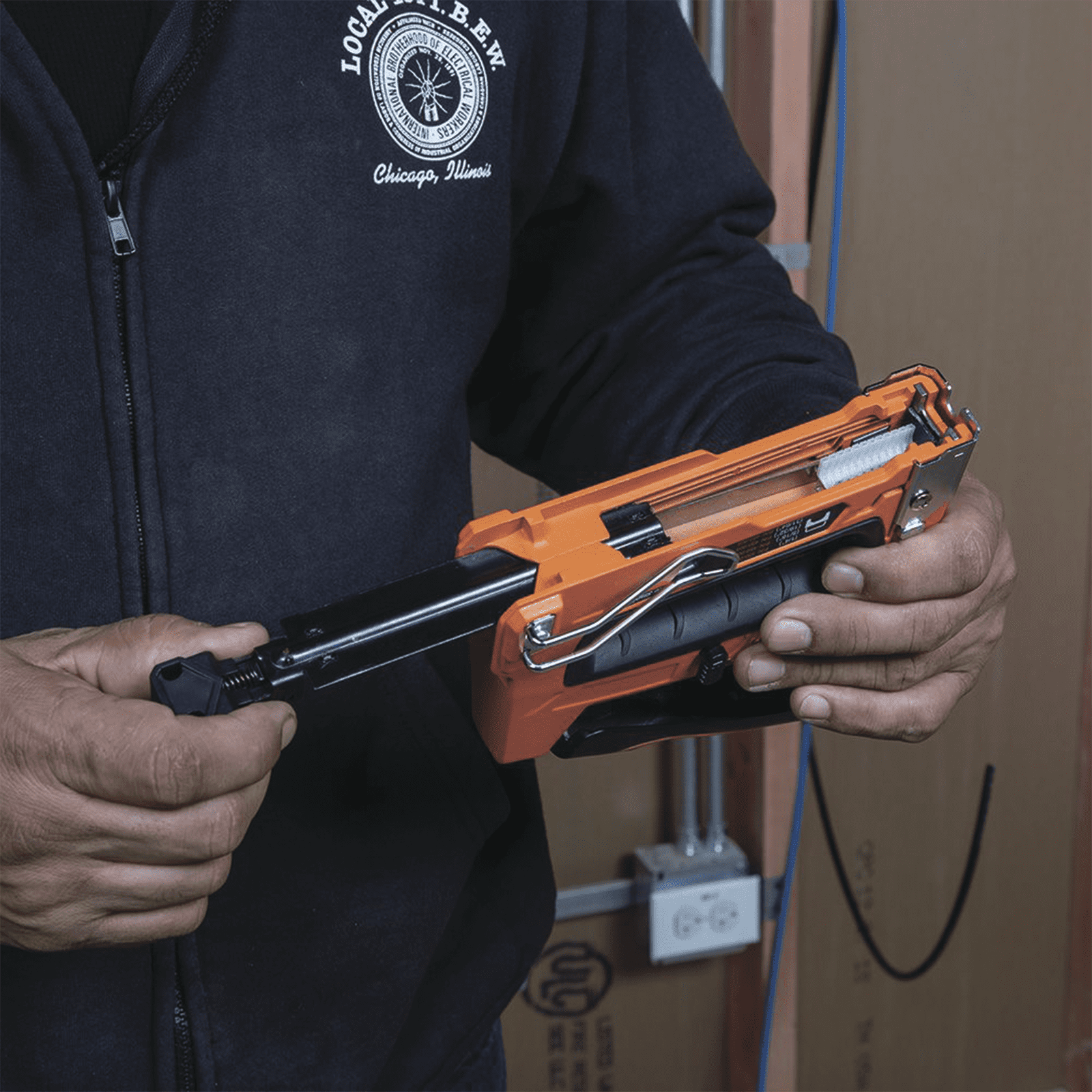Grapadora para Cables de Voz, Datos y Video (UTP) a Madera / Tablaroca. Compatible con grapas 450-001, 450-002, 450-003 450-100 - KLEIN TOOLS