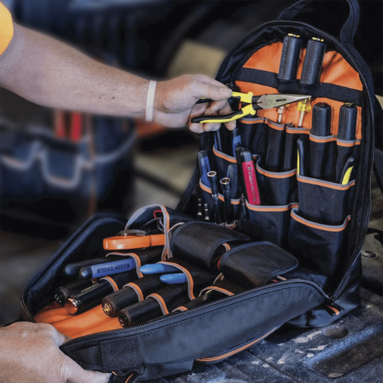 Mochila para Herramientas Tradesman Pro™ de 44.5 cm en Color Negro con 35 Bolsillos (No incluye herramientas). 55475 - KLEIN TOOLS