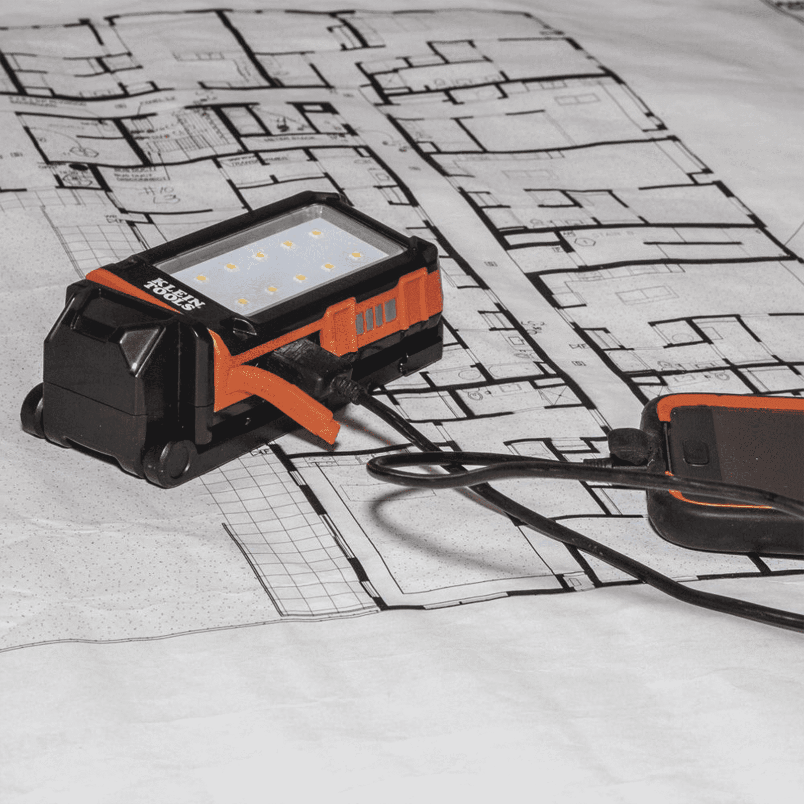 Lámpara de LED para Trabajo Personal, Recargable y Magnética (53 x 130 x 42 mm). 2 Potencias a elegir. Puede Cargar Smartphone 56-403 - KLEIN TOOLS