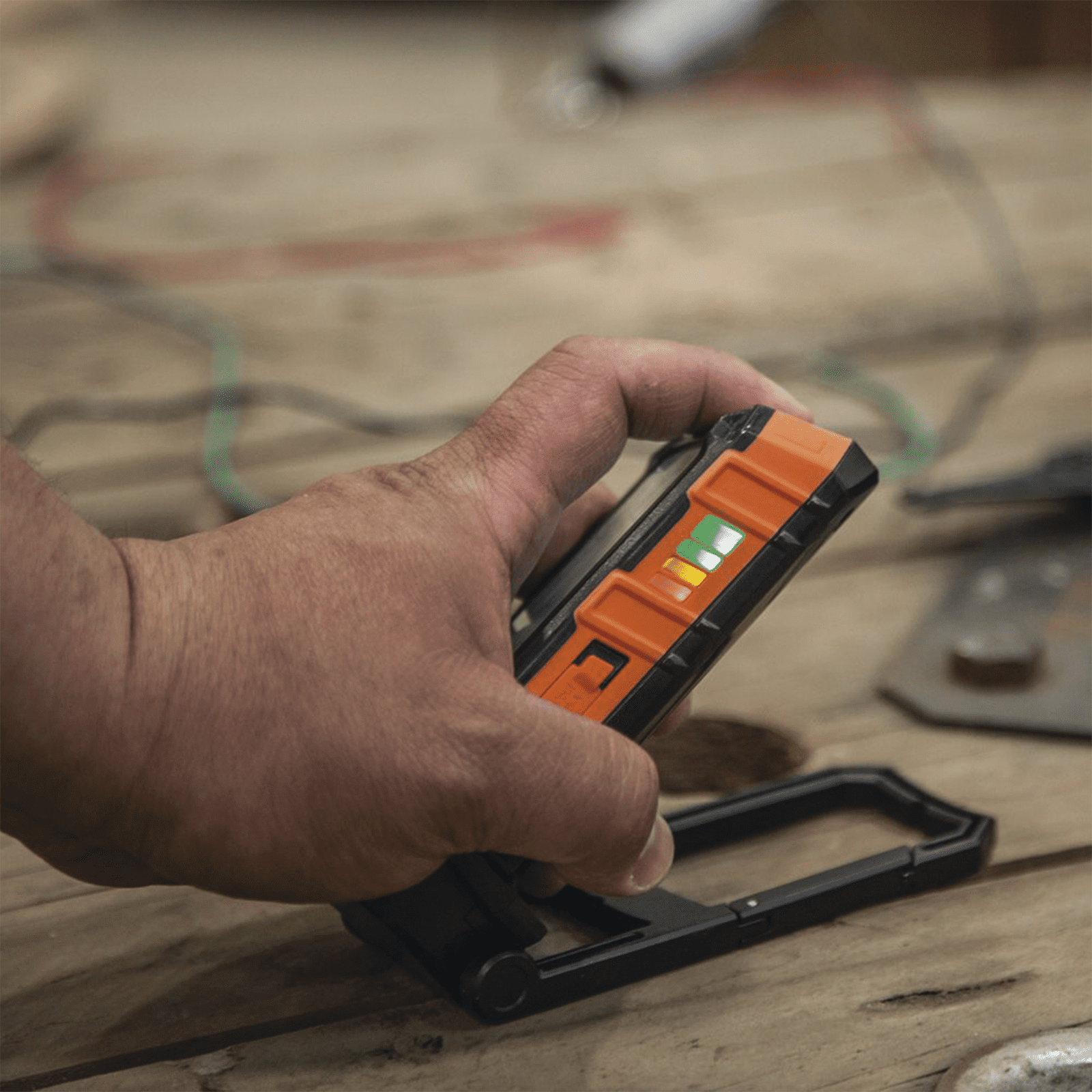 Lámpara de LED para Trabajo Personal, Recargable y Magnética (53 x 130 x 42 mm). 2 Potencias a elegir. Puede Cargar Smartphone 56-403 - KLEIN TOOLS