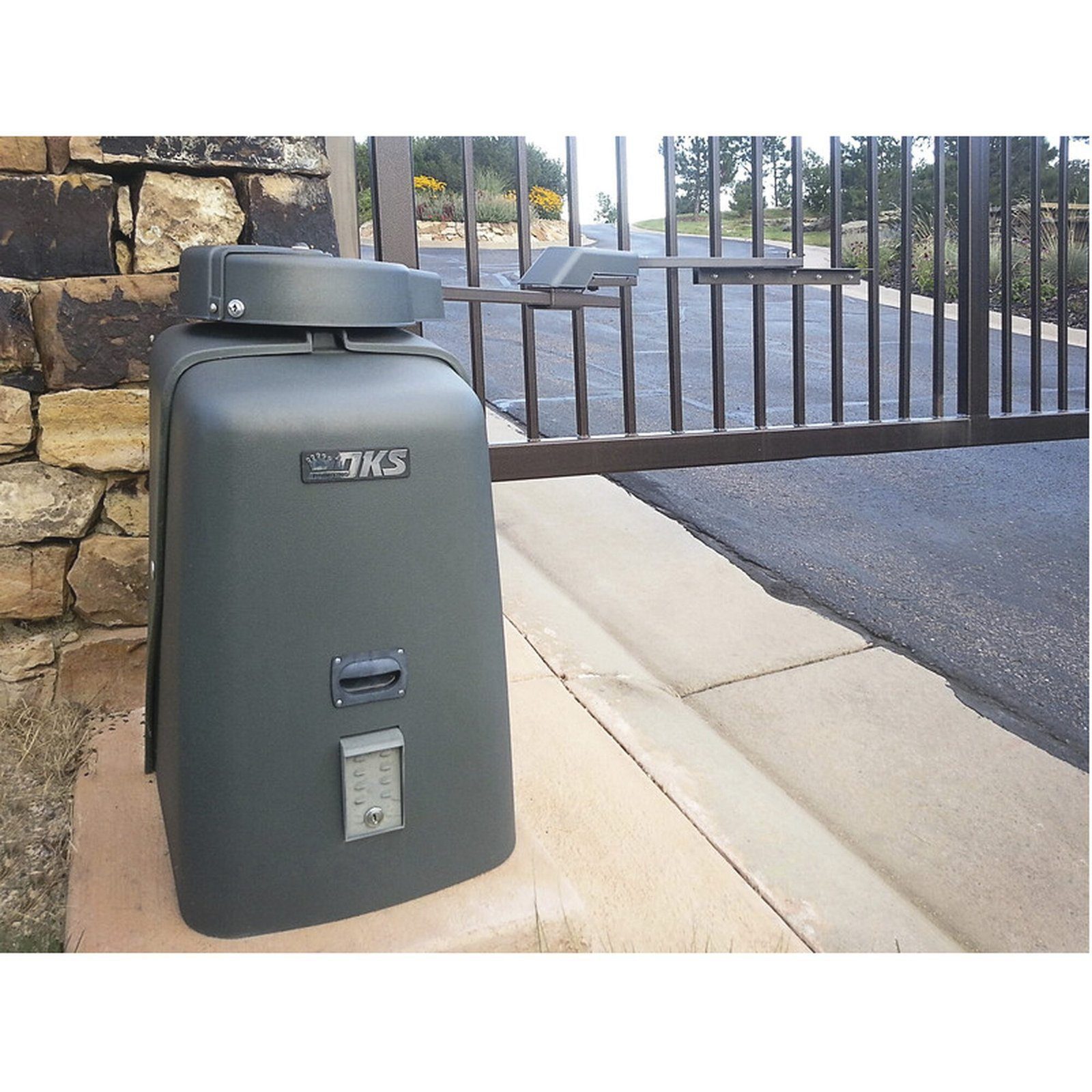 Motor para puerta abatible / 4.8 mts / 360 kgs / Uso Continuo /Energia solar / Batería de respaldo 6524-380 - DKS DOORKING
