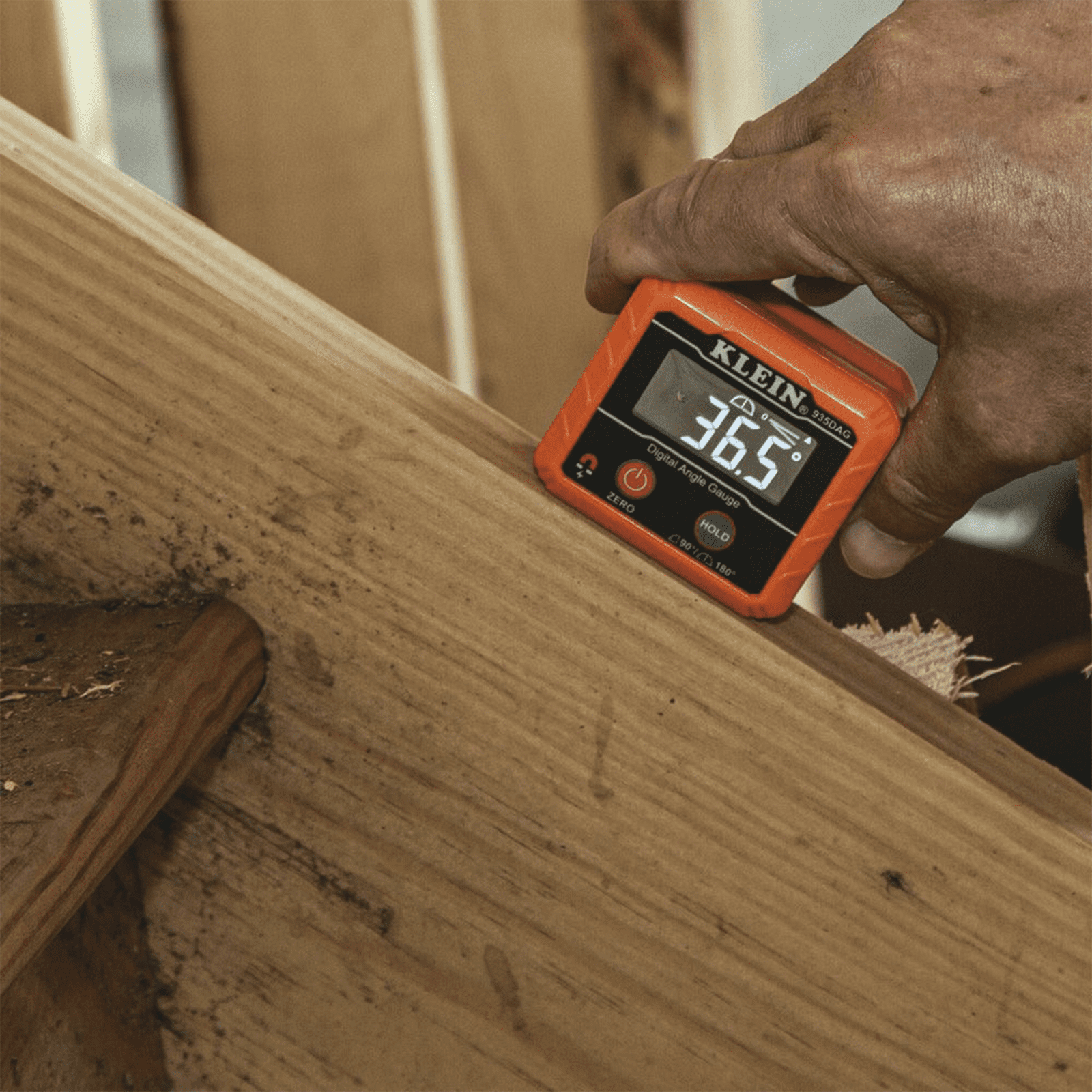 Inclinómetro y Nivel digital con Magneto y Pantalla Digital que Gira en Posición Invertida 935-DAG - KLEIN TOOLS