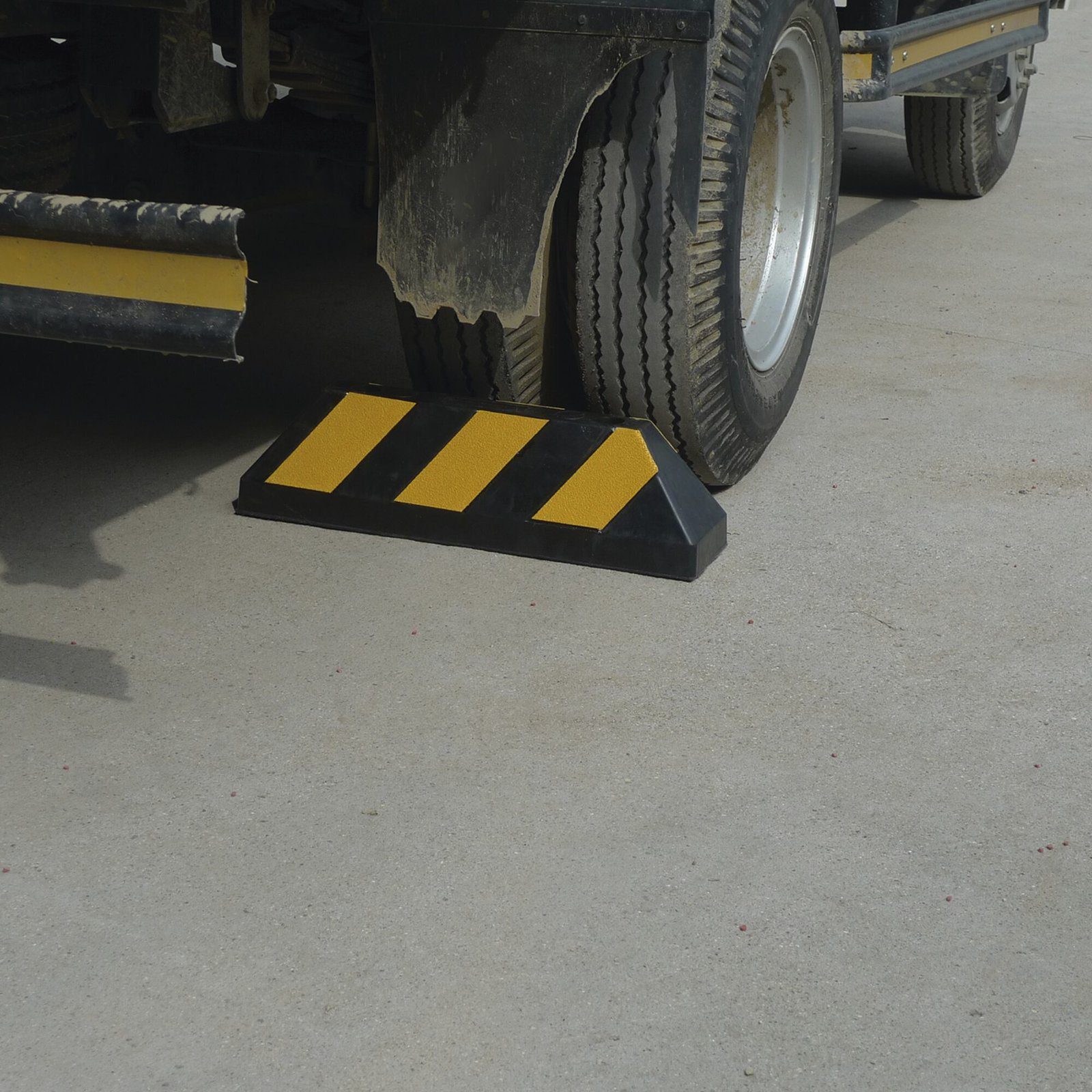 Tope Vehicular 55cm / Para Camion / Estacionamiento / Color Negro-Amarillo. AC55TC - AccessPRO