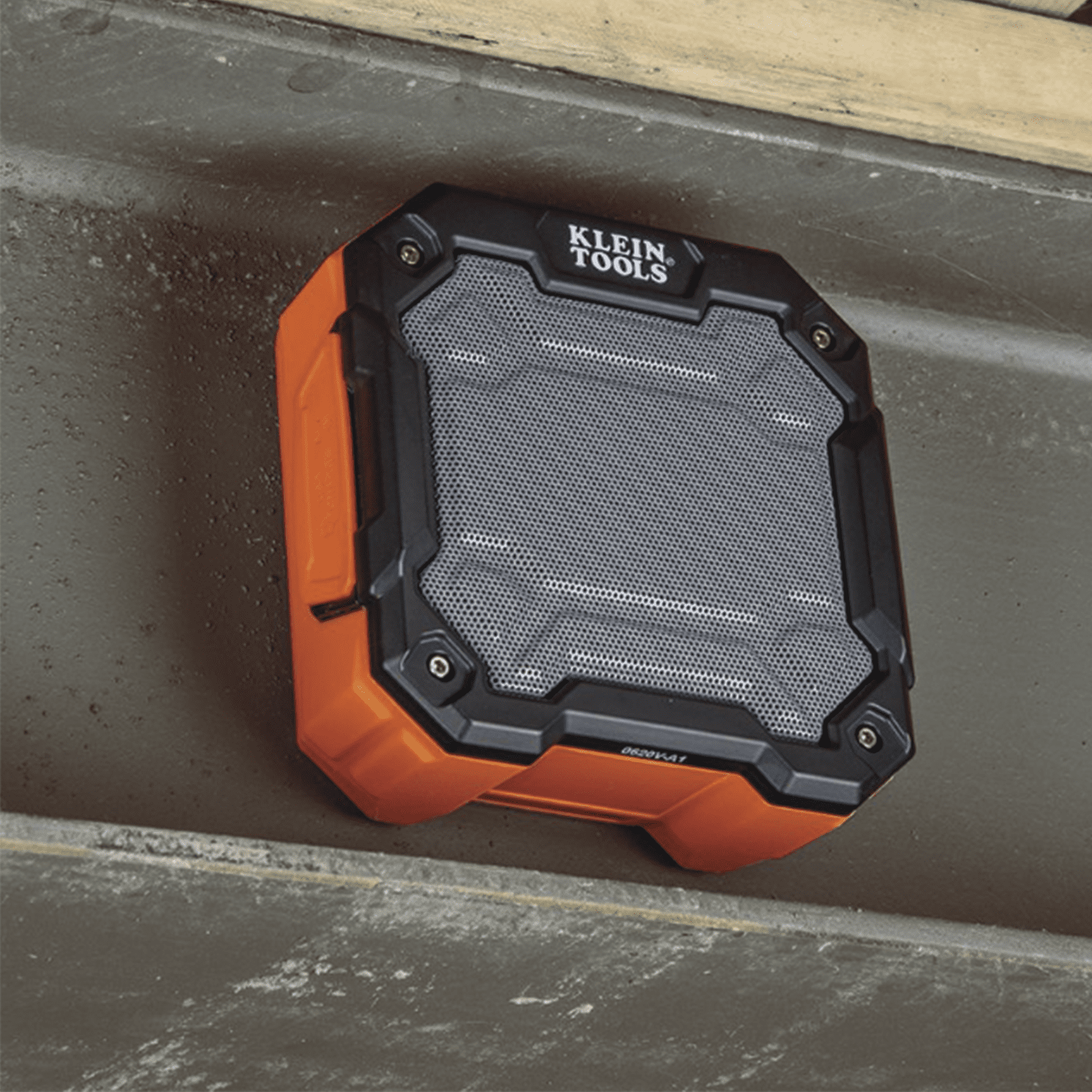 Bocina Portátil BLUETOOTH® con Imán y Gancho para Colgarse. Permite Altavoz Manos Libres con Micrófono Incorporado. AEPJS3 - KLEIN TOOLS