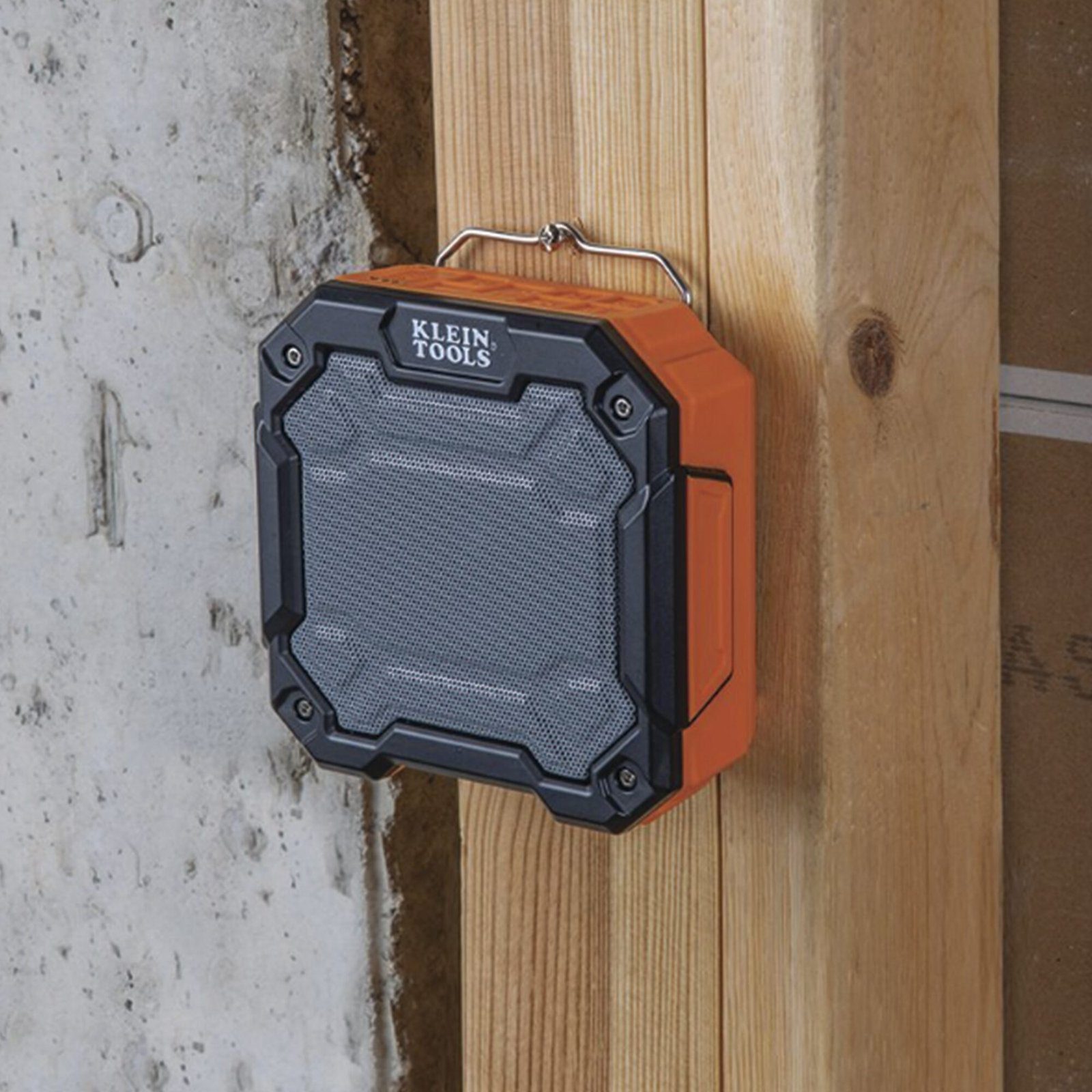 Bocina Portátil BLUETOOTH® con Imán y Gancho para Colgarse. Permite Altavoz Manos Libres con Micrófono Incorporado. AEPJS3 - KLEIN TOOLS