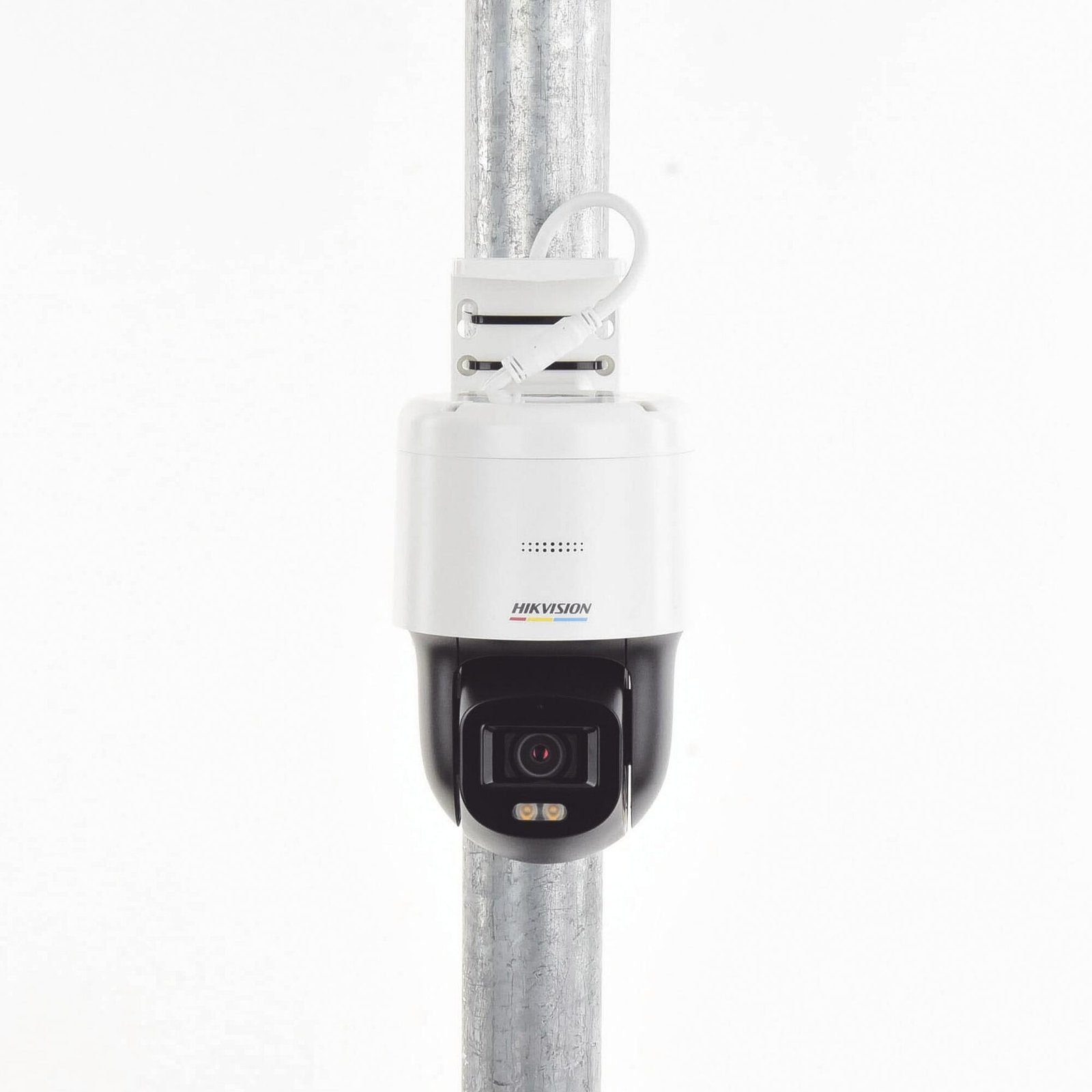 Domo PT IP 4 Megapixel / Lente 4 mm / Luz Blanca 30 mts / dWDR / PoE / IP66 / Micrófono y Bocina Interconstruido / Micro SD / Incluye Montaje de Pared y Techo DS-2DE2C400SCG-E(F1) - HIKVISION