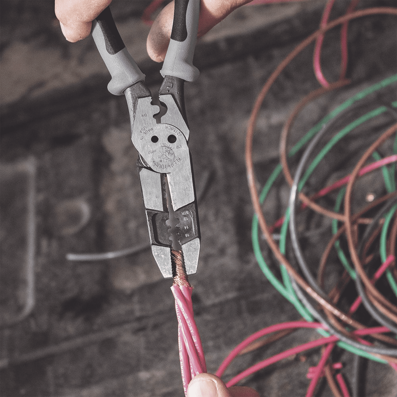 Pinza Híbrida con Ponchadora de 8″. Pela Cable Sólido de 10-14 AWG y Cable Trenzado de 12-16 AWG J215-8CR - KLEIN TOOLS