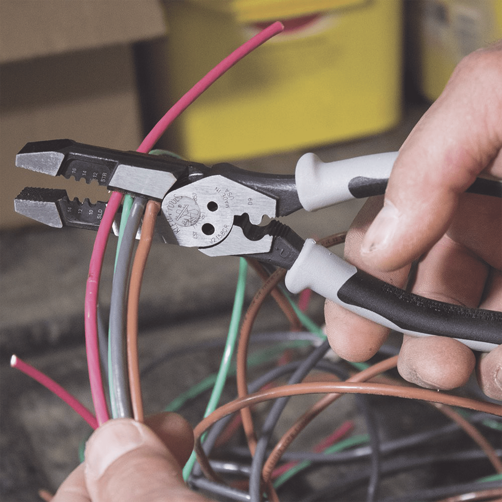 Pinza Híbrida con Ponchadora de 8″. Pela Cable Sólido de 10-14 AWG y Cable Trenzado de 12-16 AWG J215-8CR - KLEIN TOOLS