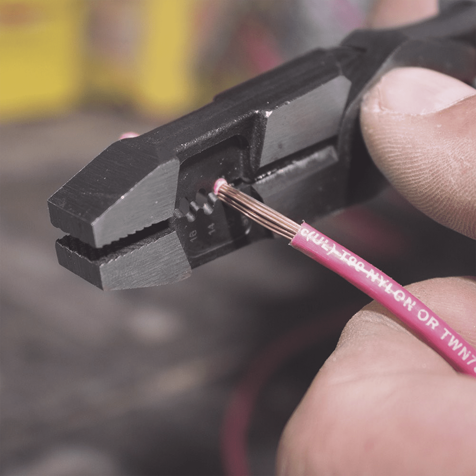 Pinza Híbrida con Ponchadora de 8″. Pela Cable Sólido de 10-14 AWG y Cable Trenzado de 12-16 AWG J215-8CR - KLEIN TOOLS