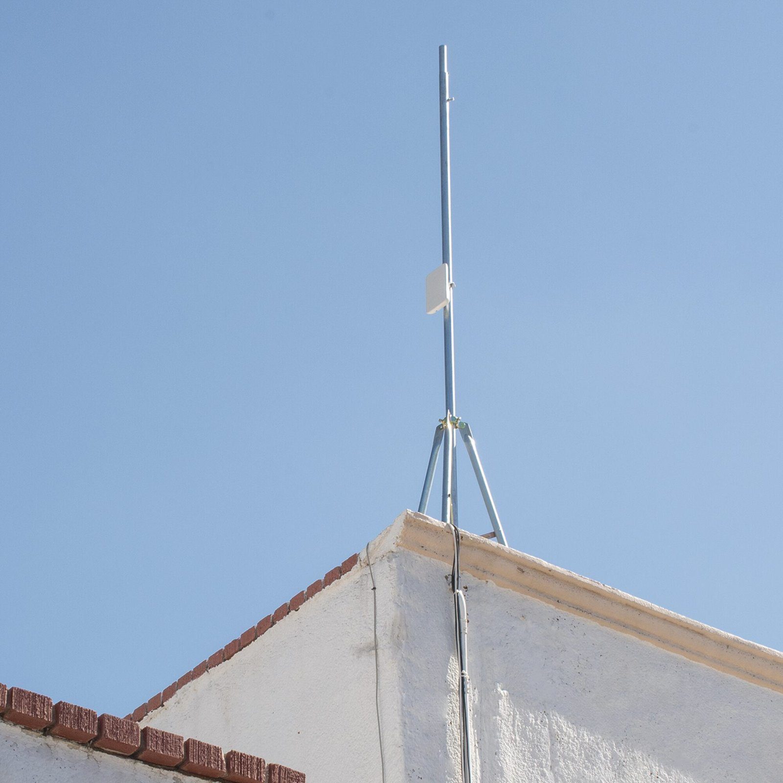 Kit de Montaje de Tripie con Mástil de 3 metros Ideal para instalar Antenas, Radios, Cámaras, etc… LP-TP-SLM-3 - LINKEDPRO BY EPCOM