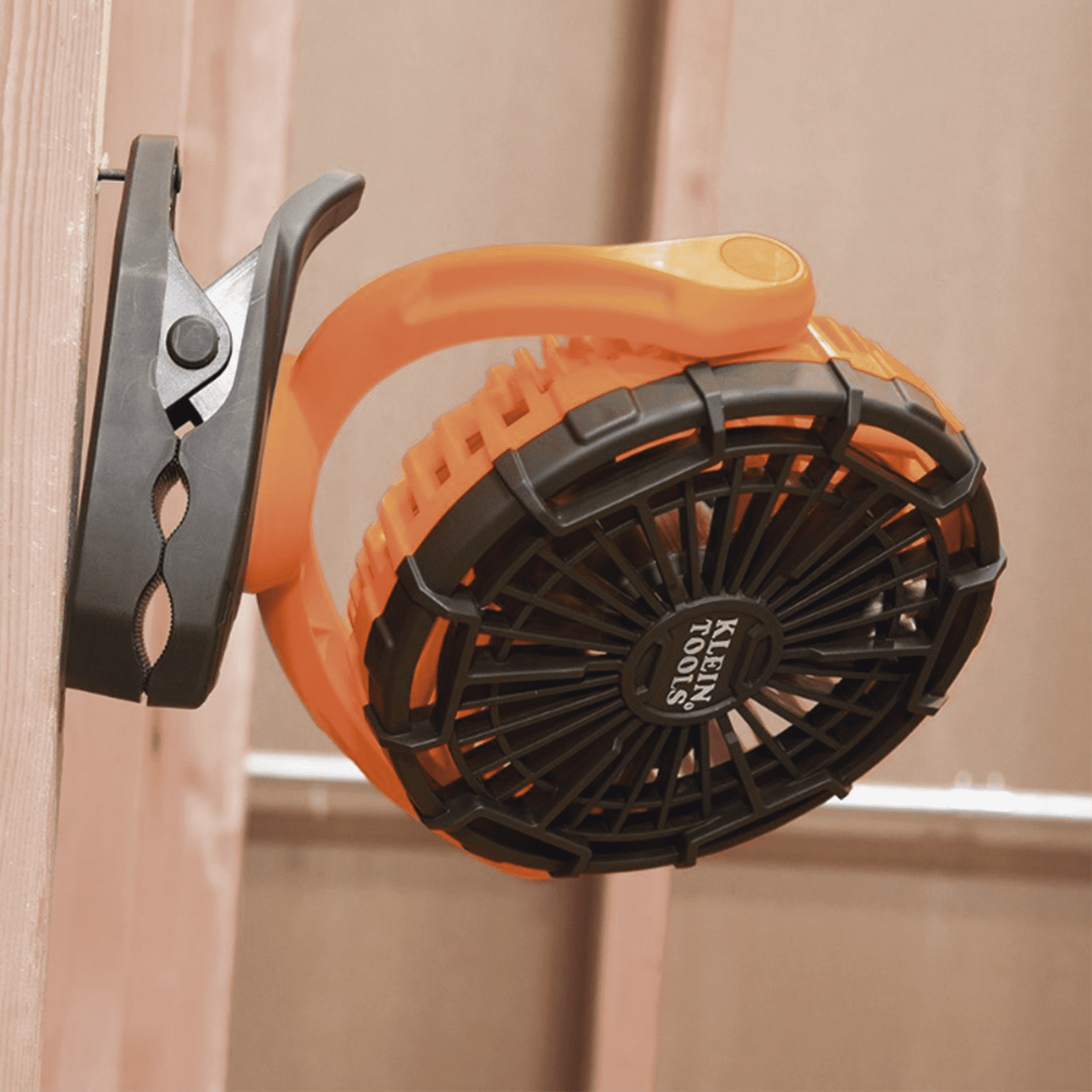 Ventilador Inalámbrico-Portátil Recargable Ideal para el Trabajo. Montable por Pinza o por Potentes Imanes. Incluye cable USB-C PJSFM1 - KLEIN TOOLS