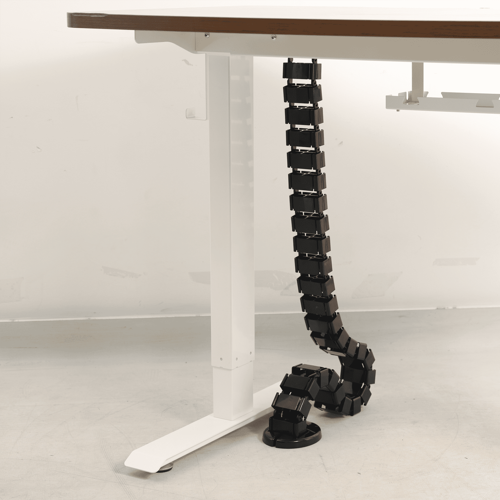 Portacable de tipo Cadena para Escritorio / Organizador de Cables Vertical Articulado / 1200mm de Longitud / Evita que los Cables se Enreden o Tensen al momento de Elevar la Altura PORTACABLE - EPCOM INDUSTRIAL