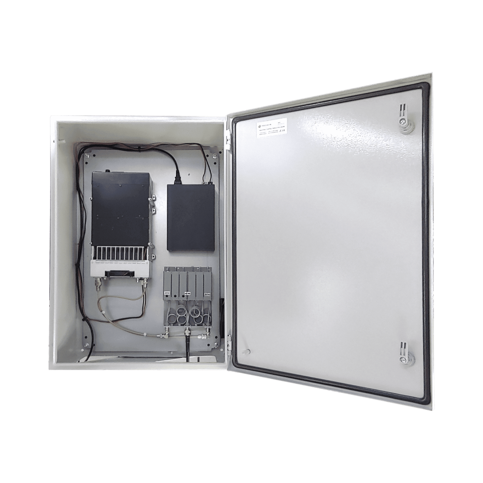 Gabinete de Acero IP66 Uso en Intemperie (500 x 700 x 250 mm) con Placa Trasera Interior Metálica y Compuerta Inferior Atornillable (Incluye Chapa y Llave T). PST-5070-25A - PRECISION