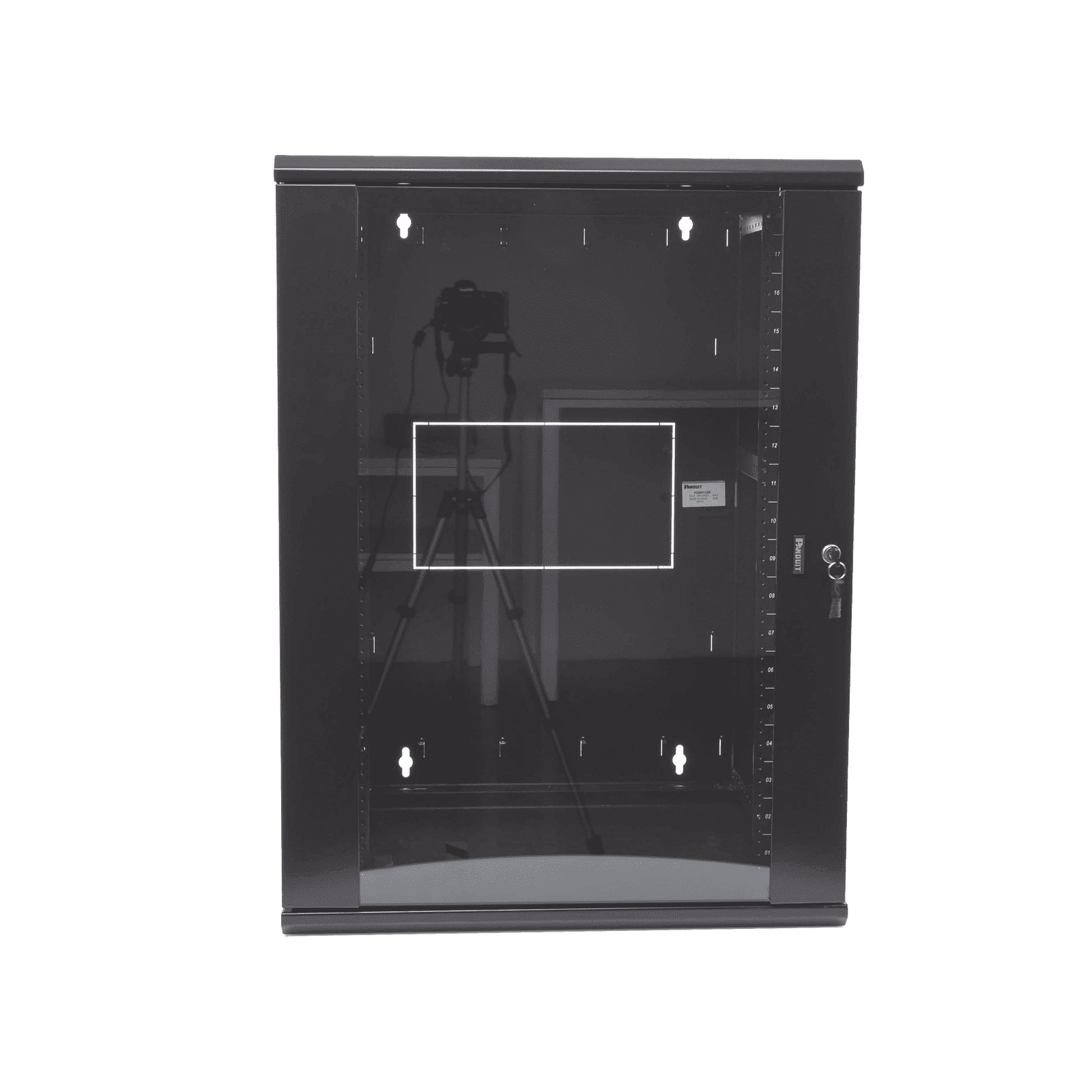 Gabinete PanZone de Montaje en Pared, de 19in, Puerta con Ventana de Seguridad, 18 UR, 635mm de Profundidad, Color Negro PZWMC18W - PANDUIT