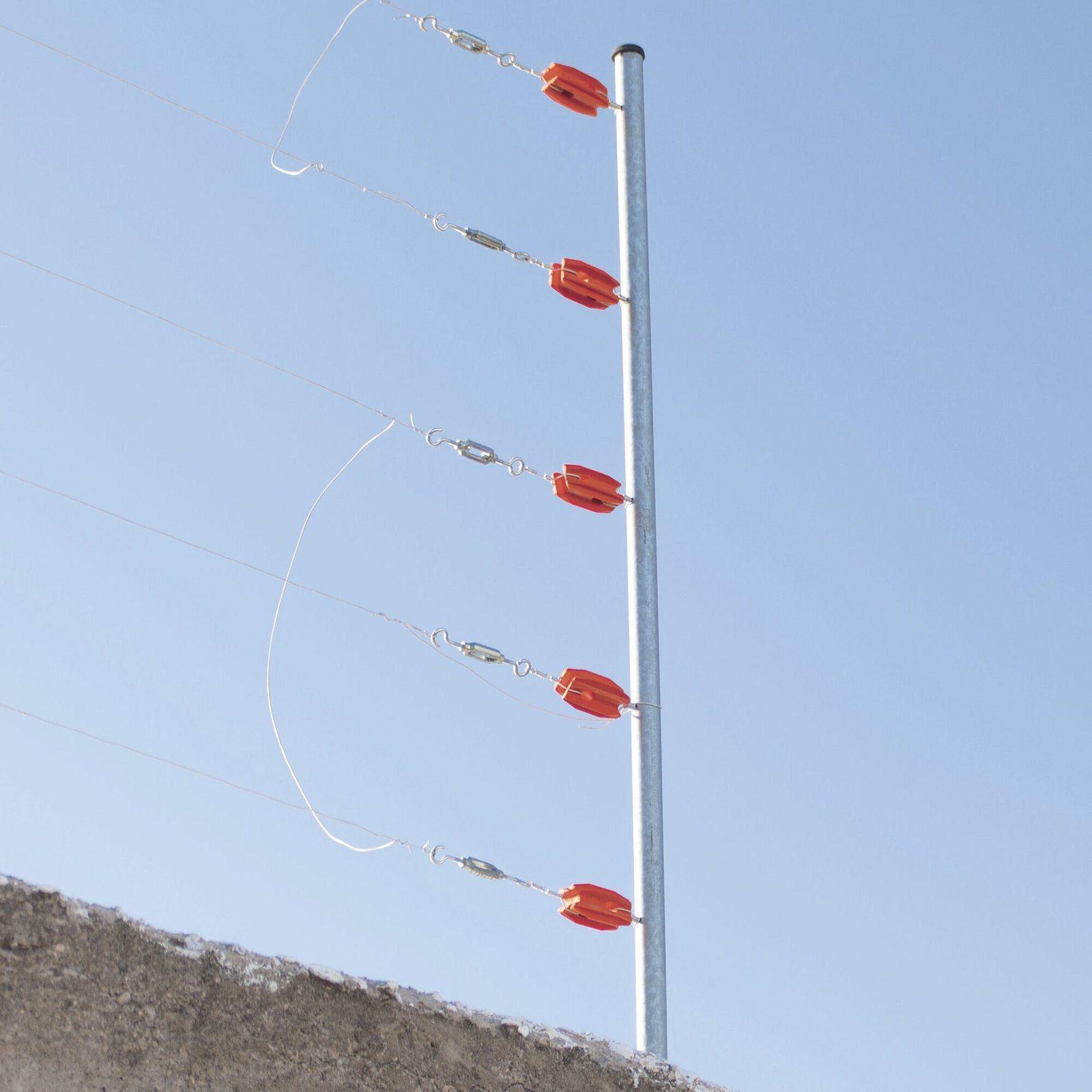 Aislador de color Rojo para postes de esquina de alta Resistencia con Anti UV de uso en cercos eléctricos SFESQUINEROR - SFIRE