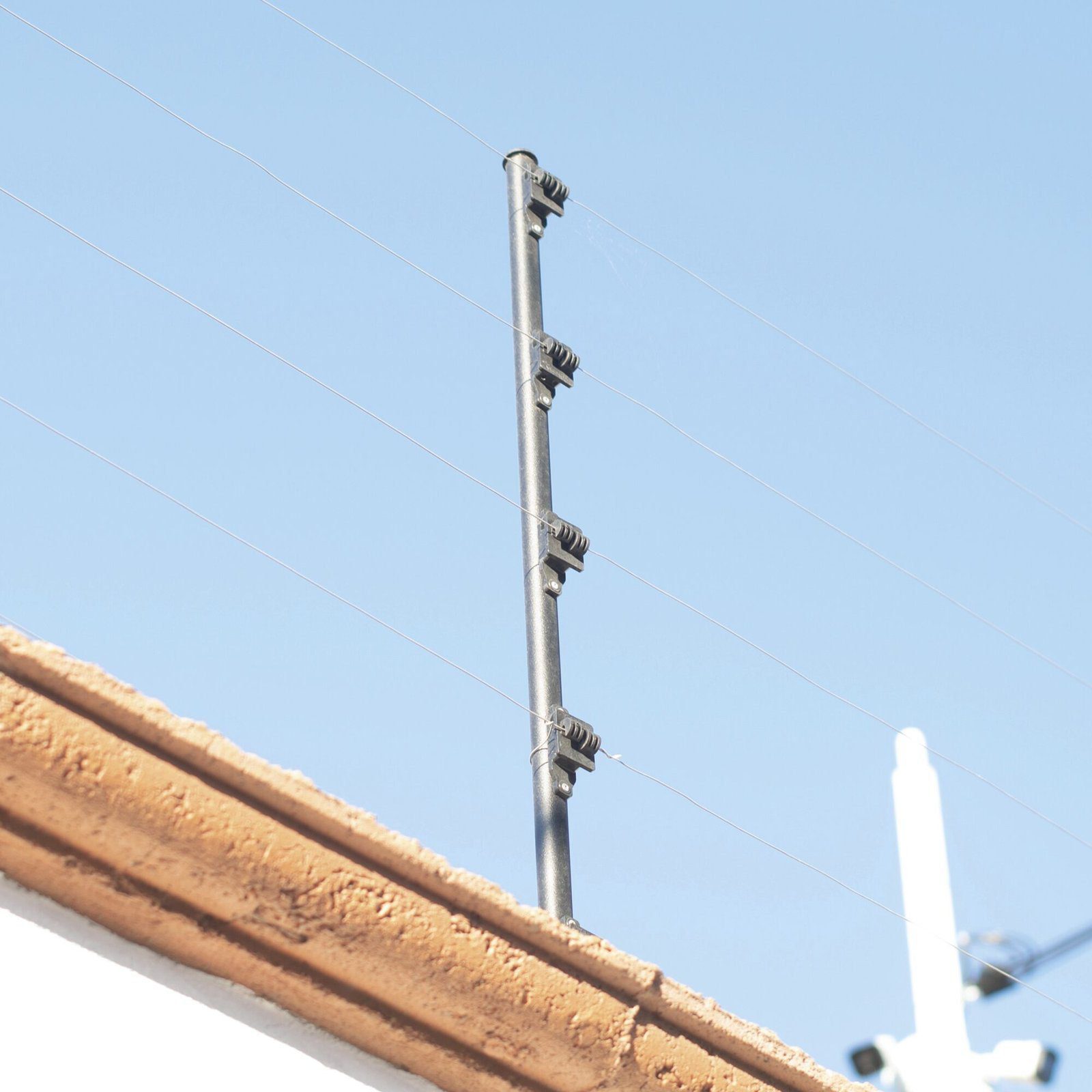 Aislador de Paso reforzado para cercos eléctricos, resistente al clima extremoso SFPASO - SFIRE