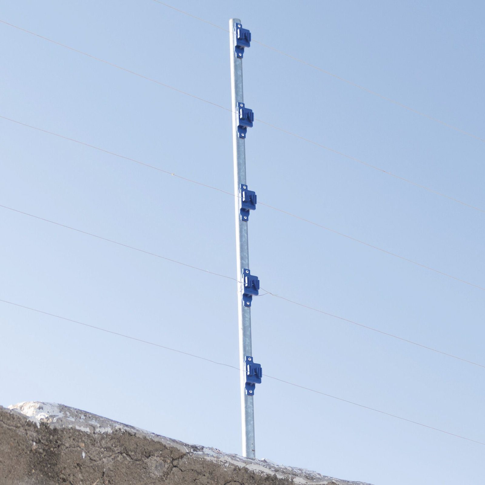 Aislador de Paso colo Azul reforzado para cercos eléctricos, resistente al clima extremoso SFPASOB - SFIRE
