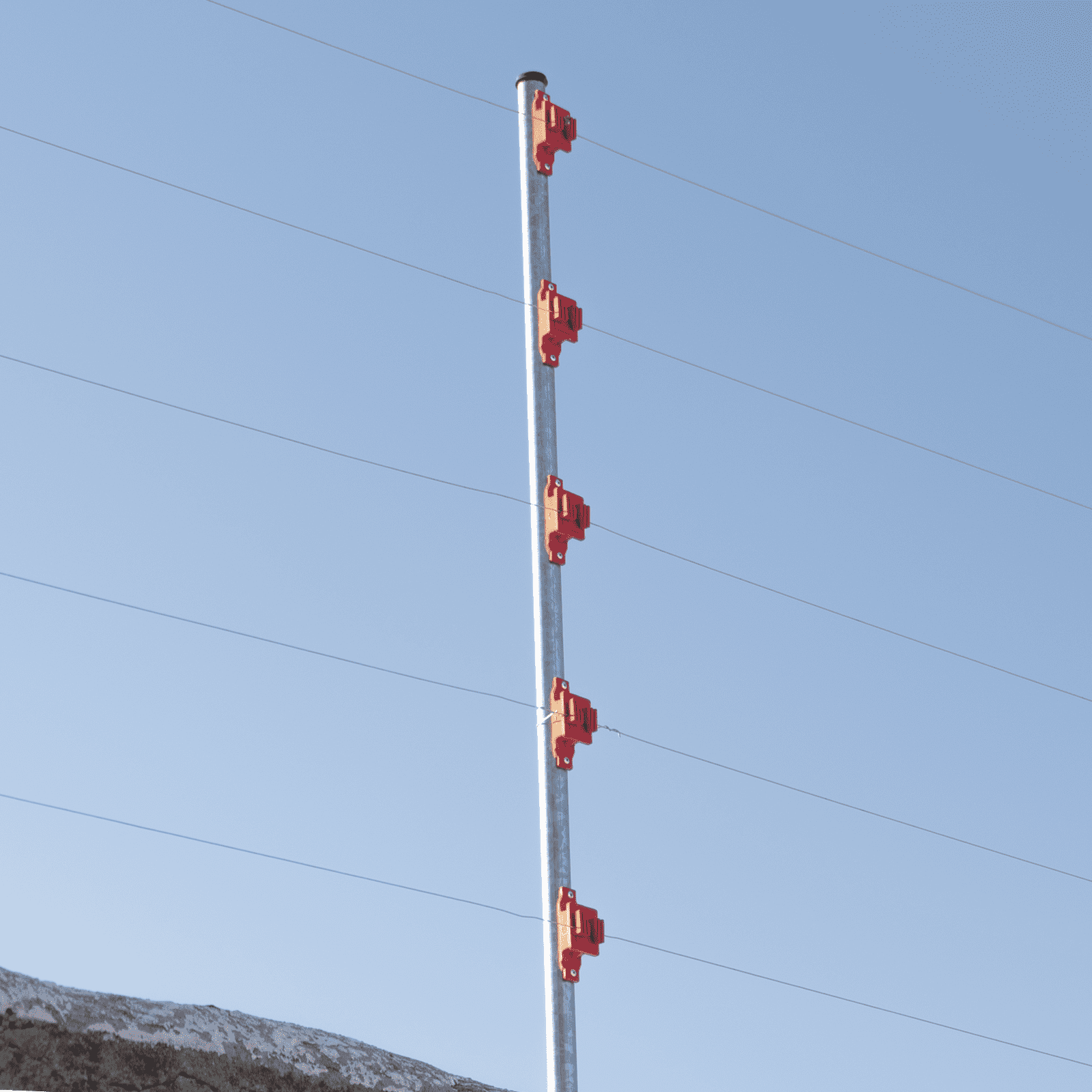 Aislador de Paso color Rojo reforzado para cercos eléctricos, resistente al clima extremoso SFPASOR - SFIRE