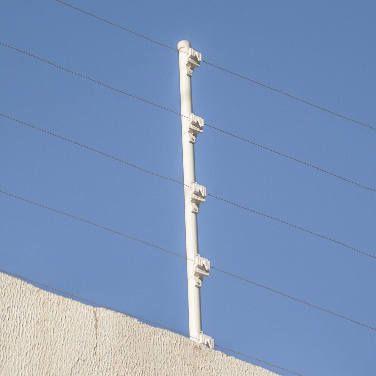 Aislador de Paso Blanco reforzado para cercos eléctricos, resistente al clima extremoso SFPASOW - SFIRE