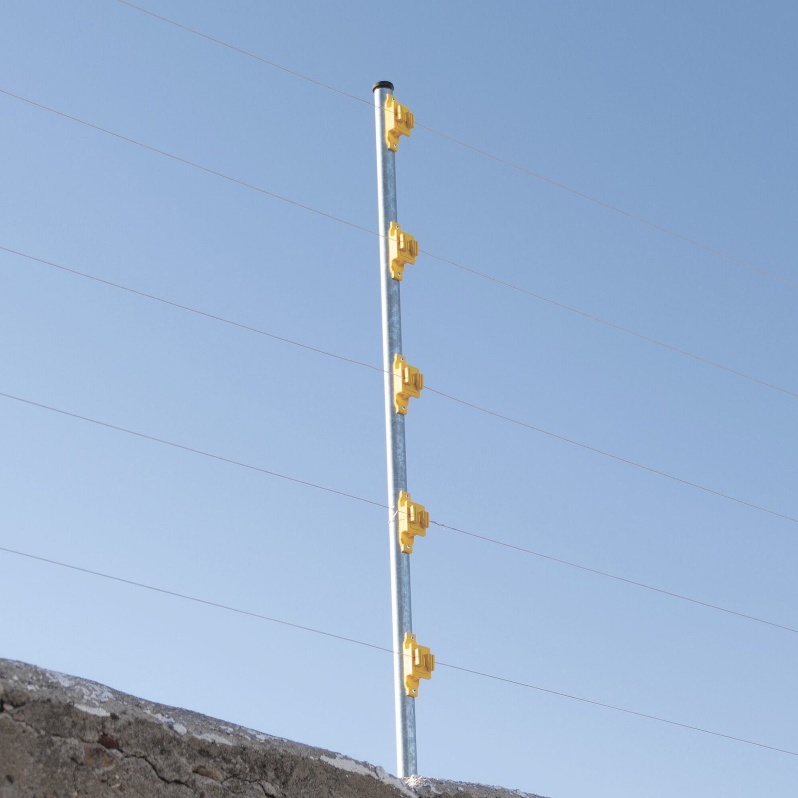 Aislador de Paso color Amarillo reforzado para cercos eléctricos, resistente al clima extremoso SFPASOY - SFIRE