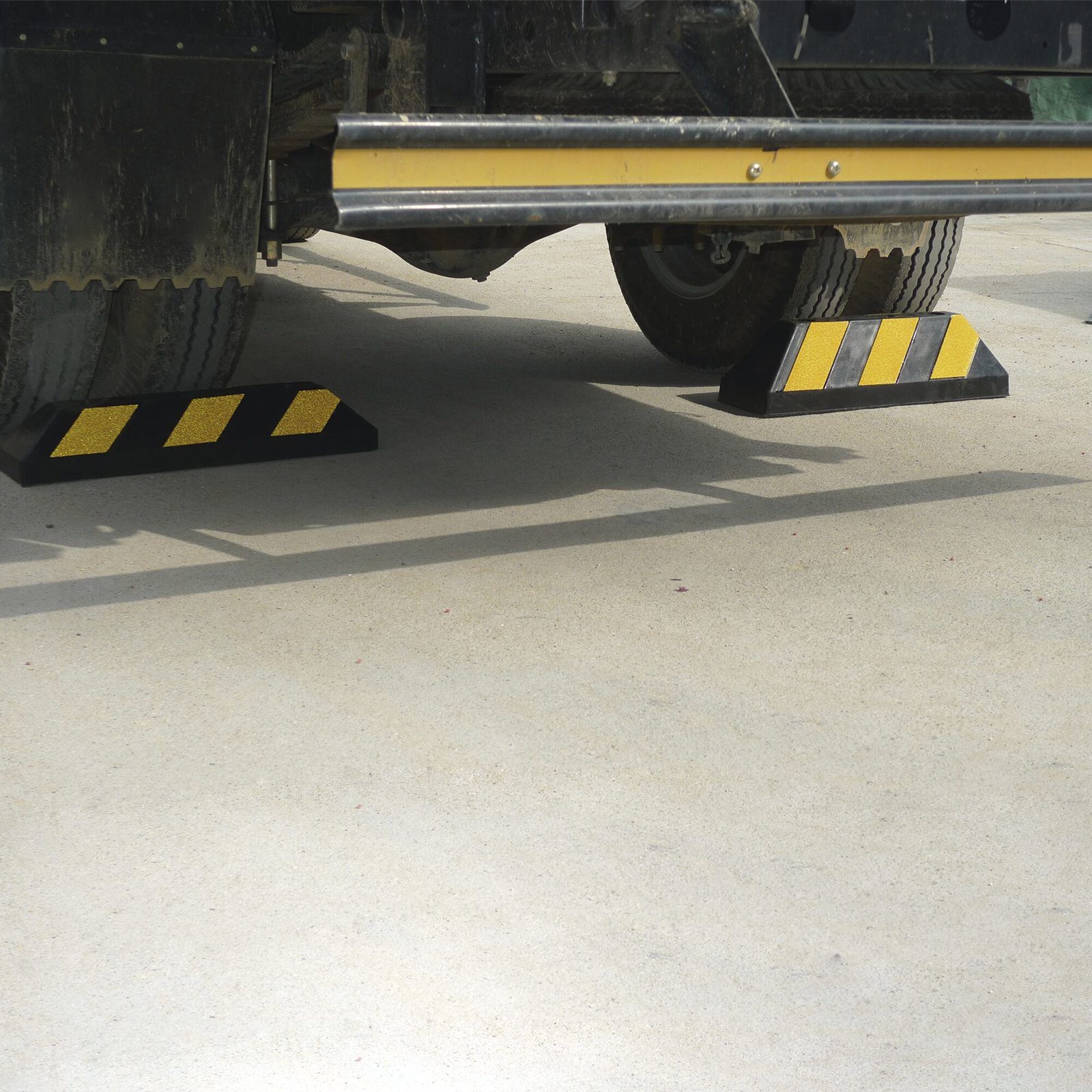 Tope Vehicular 55cm / Para Camion / Estacionamiento / Color Negro-Amarillo. AC55TC - AccessPRO