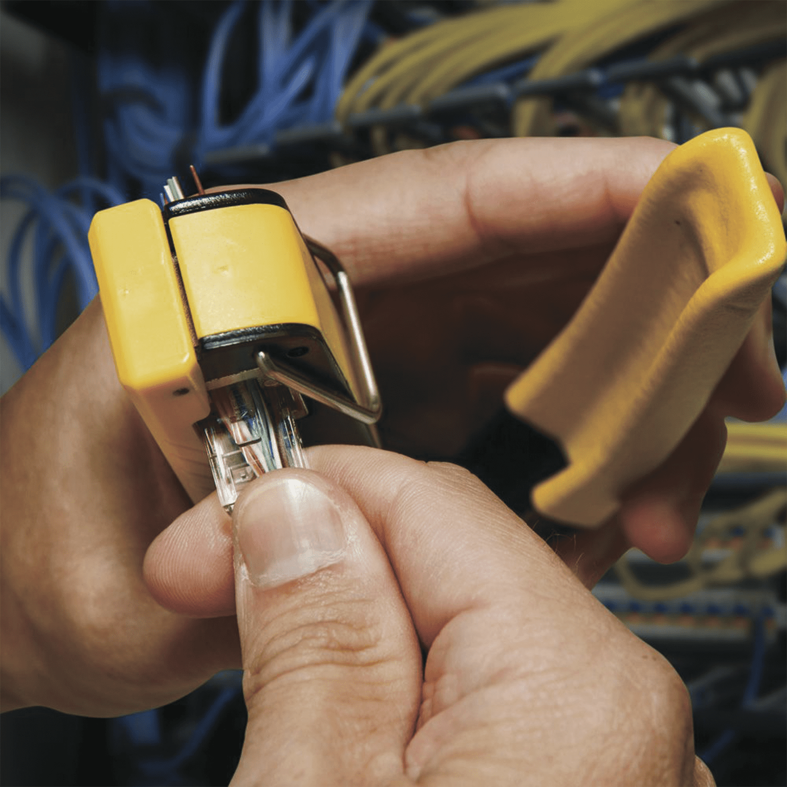 Ponchadora/Pelacables/Cortacables con Matraca para Conectores Pass-Thru RJ45 VDV226-005 - KLEIN TOOLS