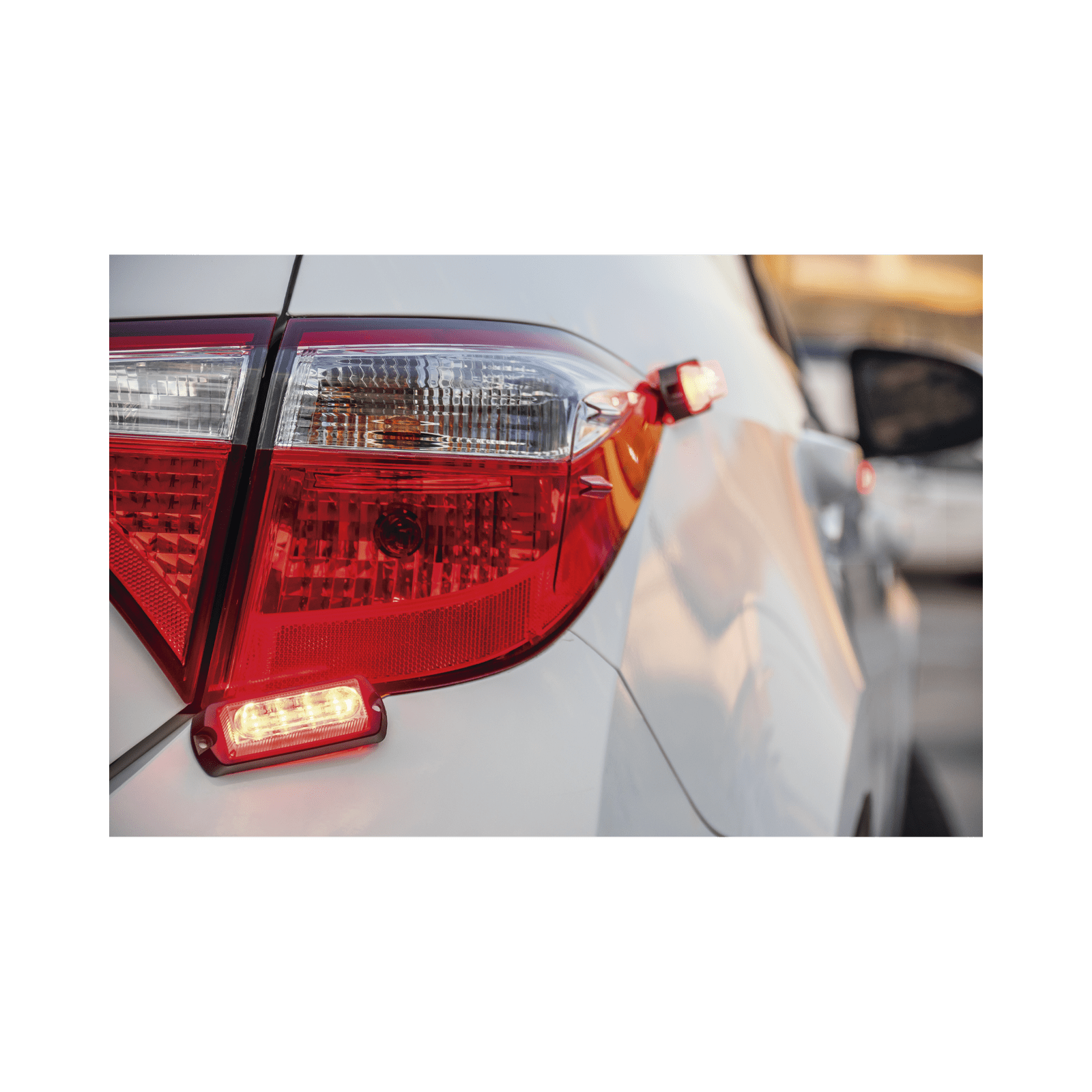 Luz Auxiliar Ultra Brillante X13 de 4 LEDs, color Rojo, con mica transparente. X13-R - EPCOM INDUSTRIAL SIGNALING
