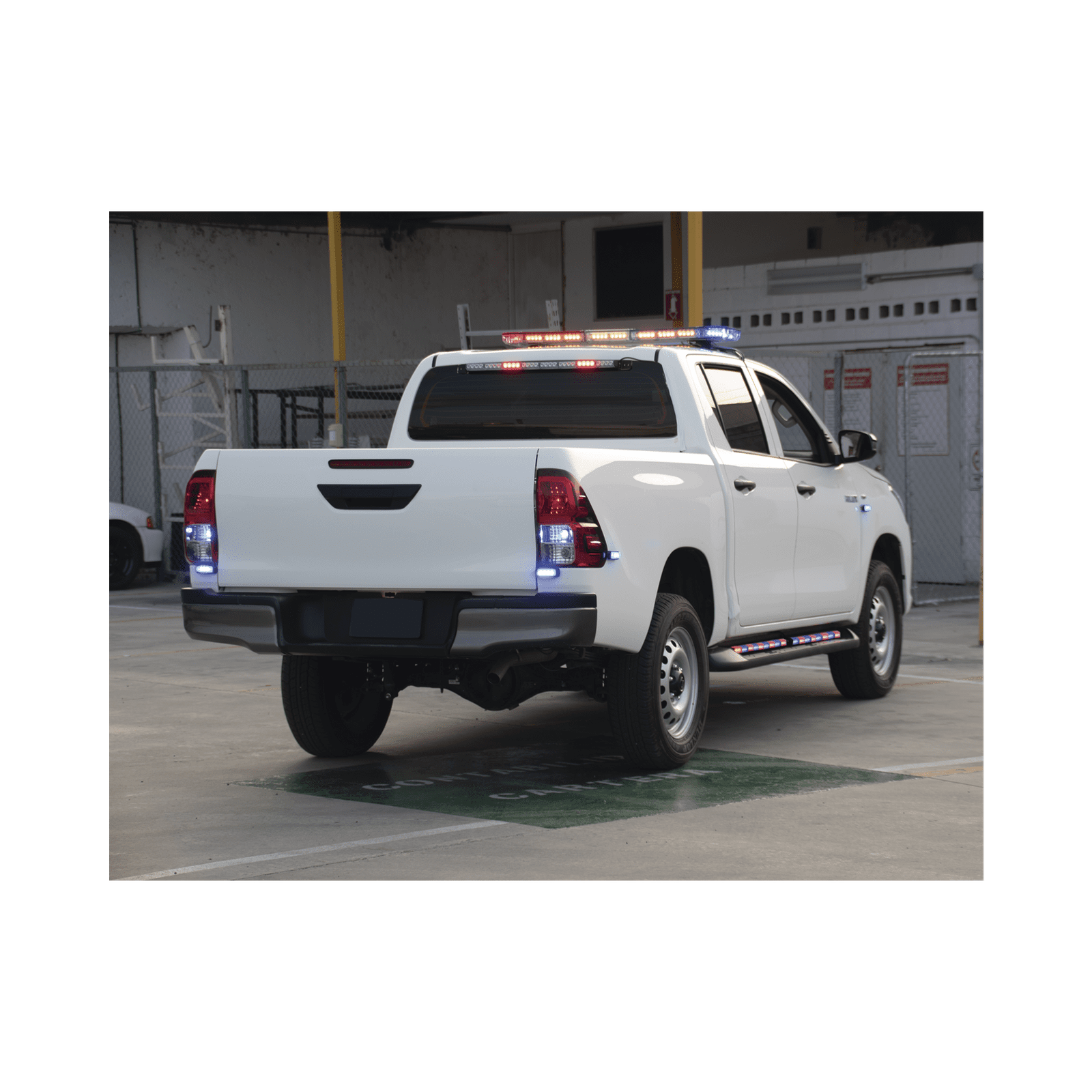 Barra de luces de 47″ rojo/azul, 88 LED, con control de tráfico en color ámbar, ideal para equipar unidades de seguridad publica X67-RBA - EPCOM INDUSTRIAL SIGNALING