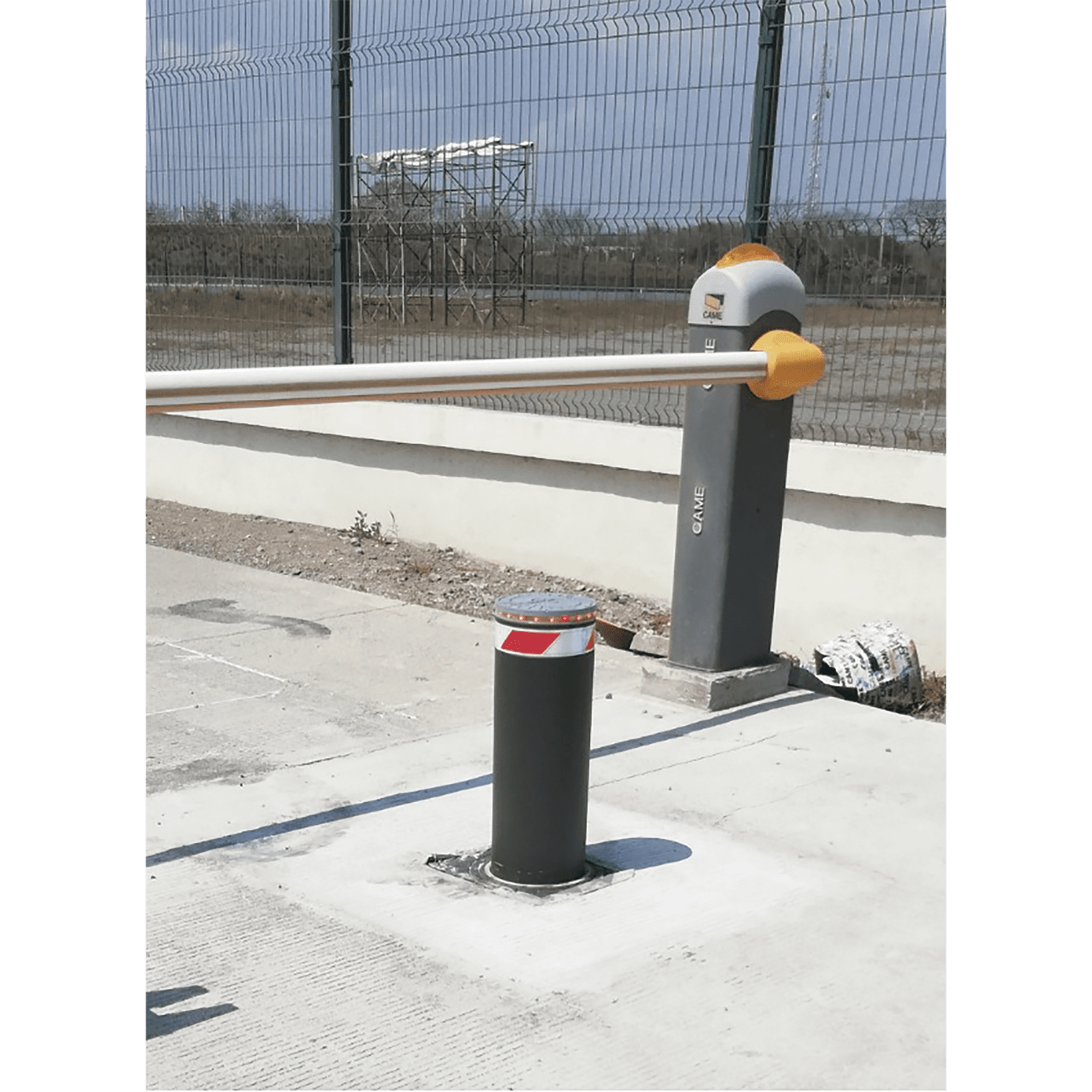 Bolardo Hidráulico / TODO INCLUIDO (Incluye Bomba Hidráulica Italiana) / Alta resistencia al impacto hasta 250 000 J / Uso intensivo (Incluye Bomba italiana)/ Tarjeta controladora incluida / Fácil instalación XB-220-H06K - AccessPRO