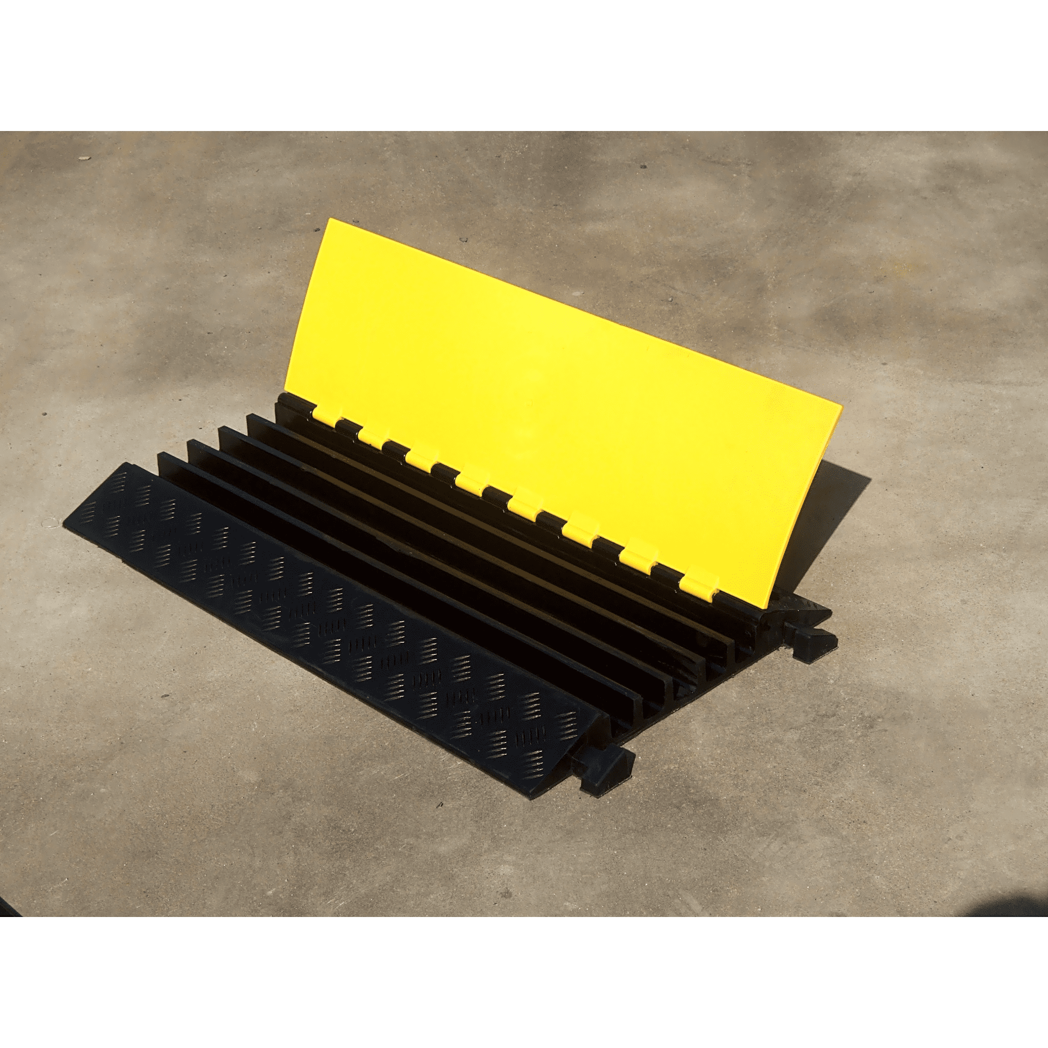 Protector de Cable de 5 Canales / Base de Goma y Tapa de Plástico / Capacidad 4.6 Toneladas / Canal 38x35MM / Longitud 90 cm / Amarillo y Negro AC905-CV